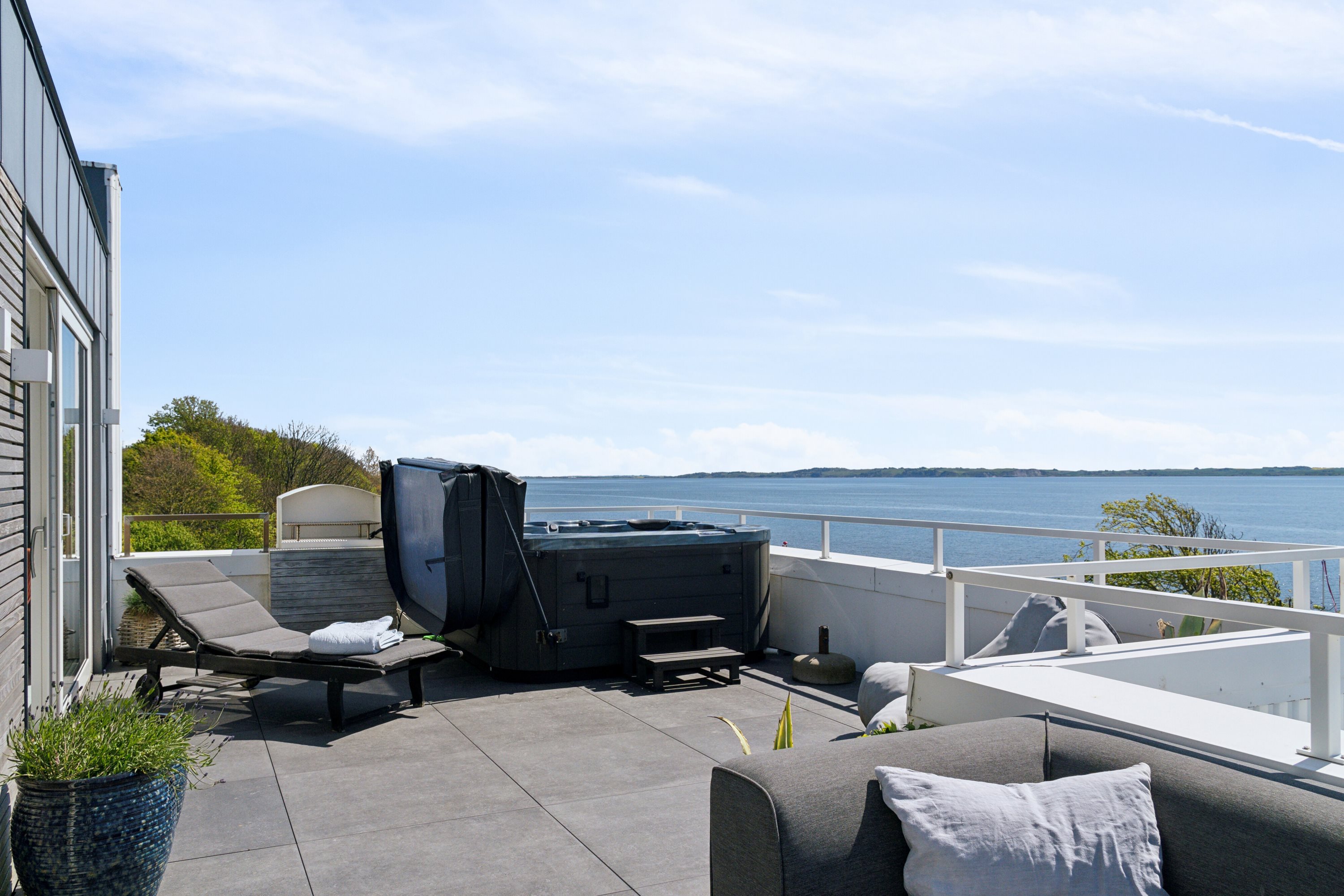 Fremhævet altan billede i fuldskærmstilstand. Billede af Dragsbækvej 23E, 1., 7700 Thisted