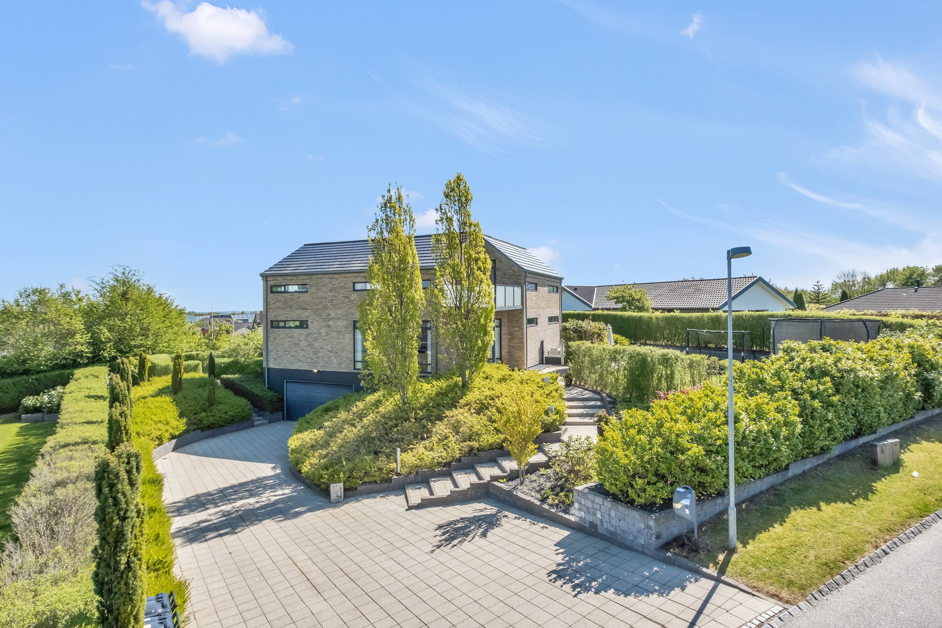 Miniaturebillede 2: ejendommen. Billede af Asmusgårdsvej 38, 8520 Lystrup