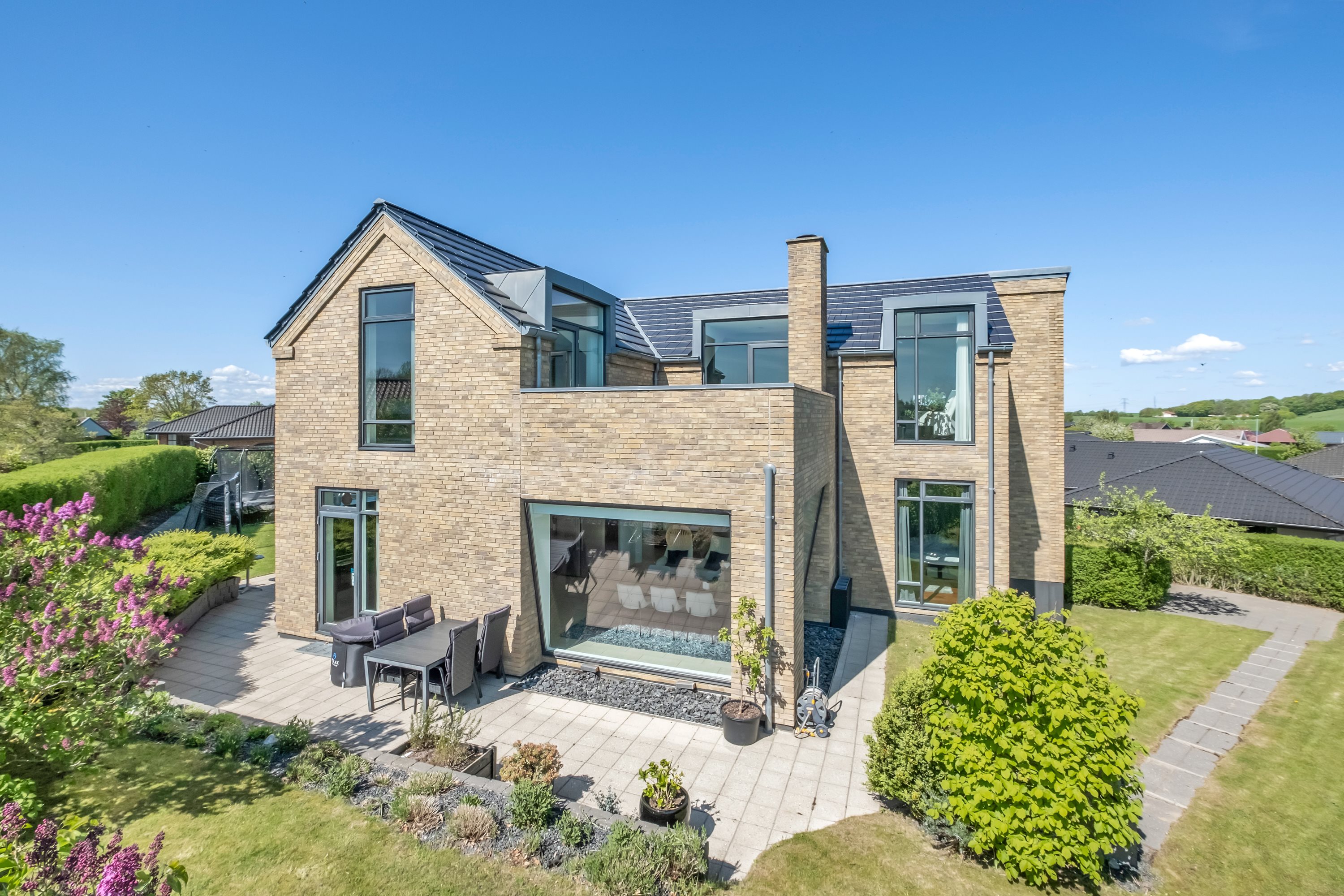 Fremhævet facade billede i fuldskærmstilstand. Billede af Asmusgårdsvej 38, 8520 Lystrup