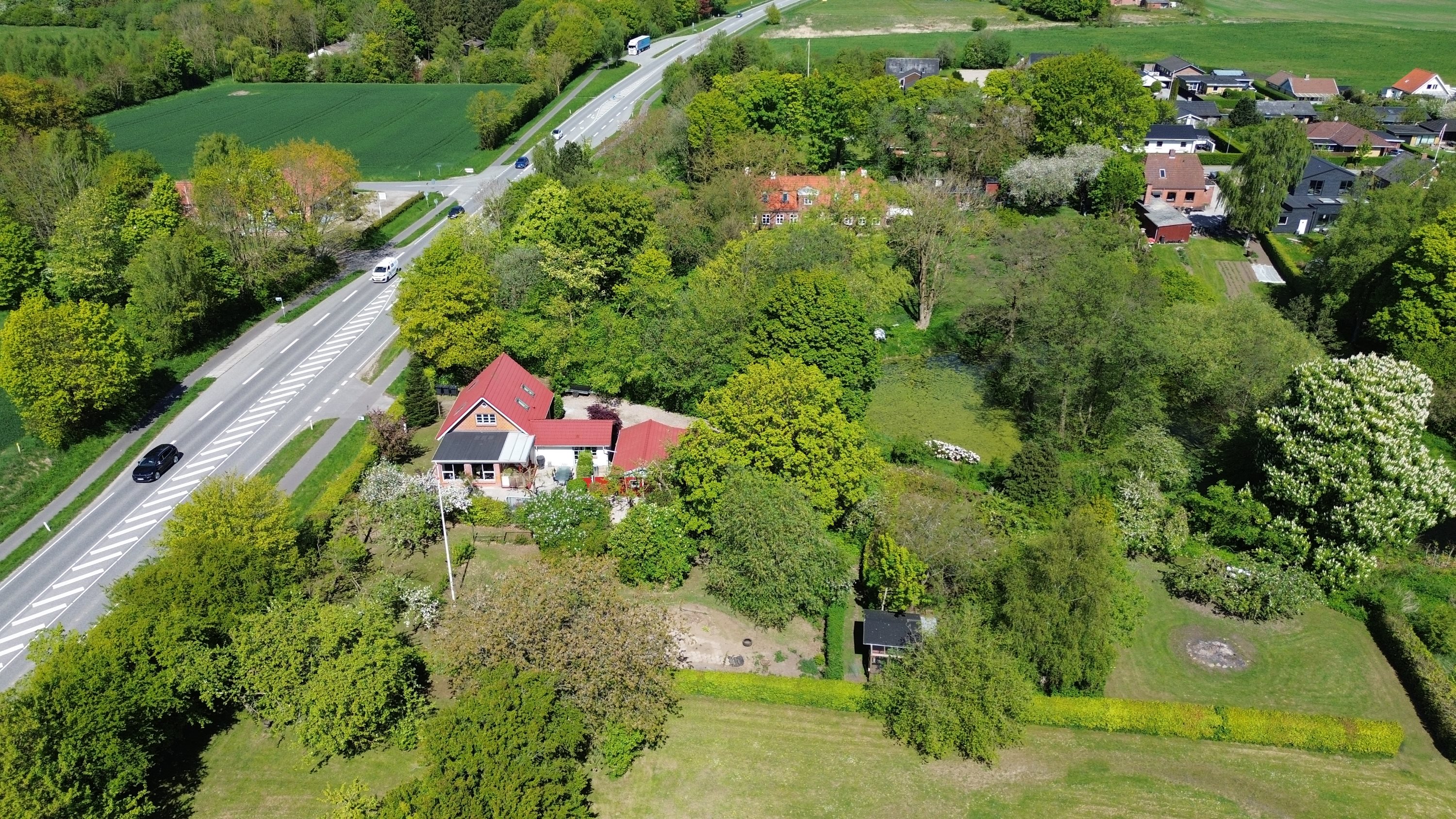 Fremhævet drone billede i fuldskærmstilstand. Billede af Vejlevej 211, 8700 Horsens