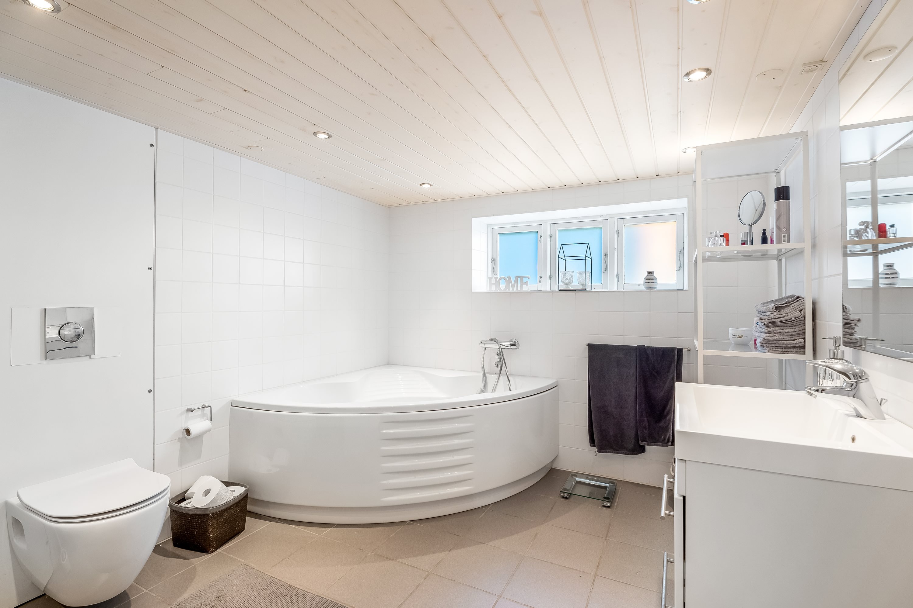 Fremhævet badeværelse billede i fuldskærmstilstand. Billede af Skovsgårdsvej 25, 4900 Nakskov