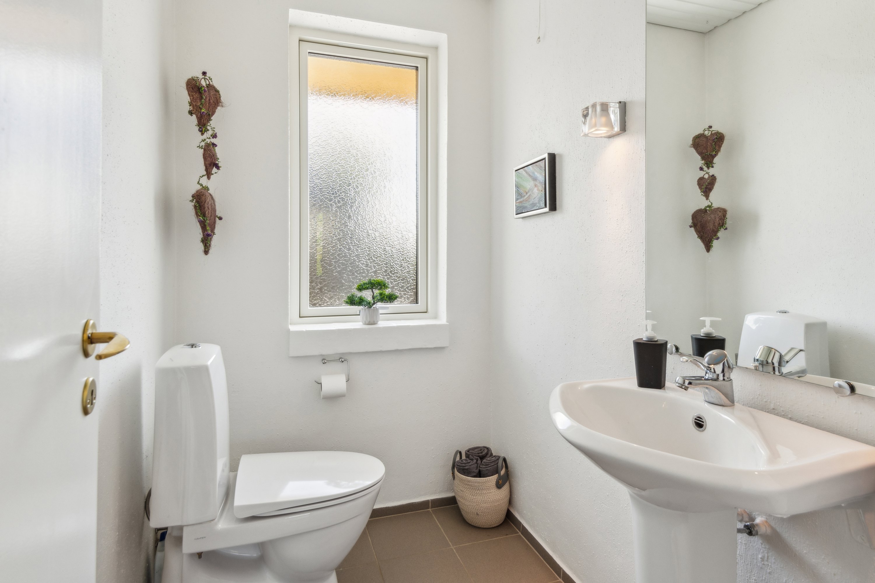 Fremhævet badeværelse billede i fuldskærmstilstand. Billede af Blommevej 11, 9310 Vodskov