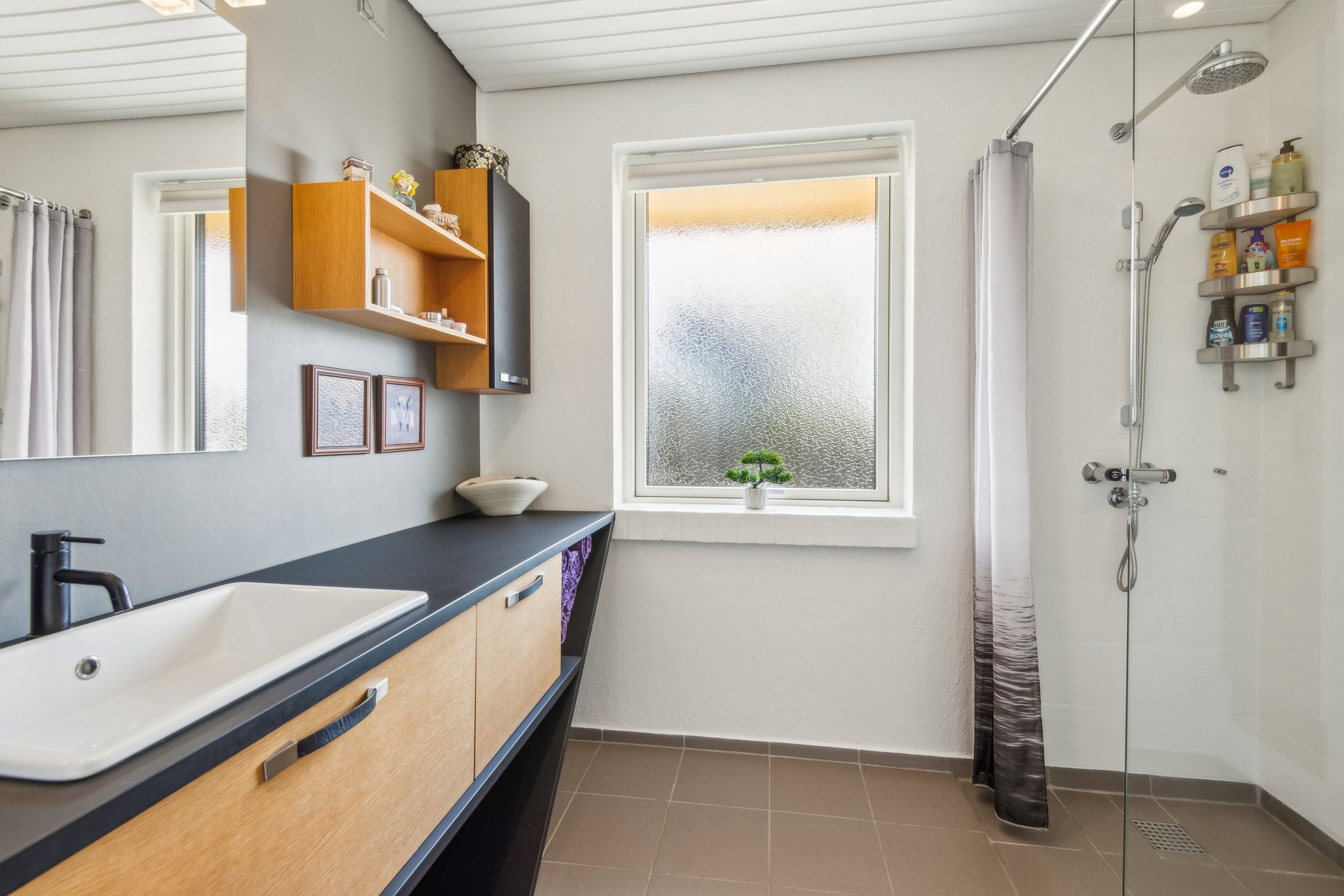 Fremhævet badeværelse billede i fuldskærmstilstand. Billede af Blommevej 11, 9310 Vodskov