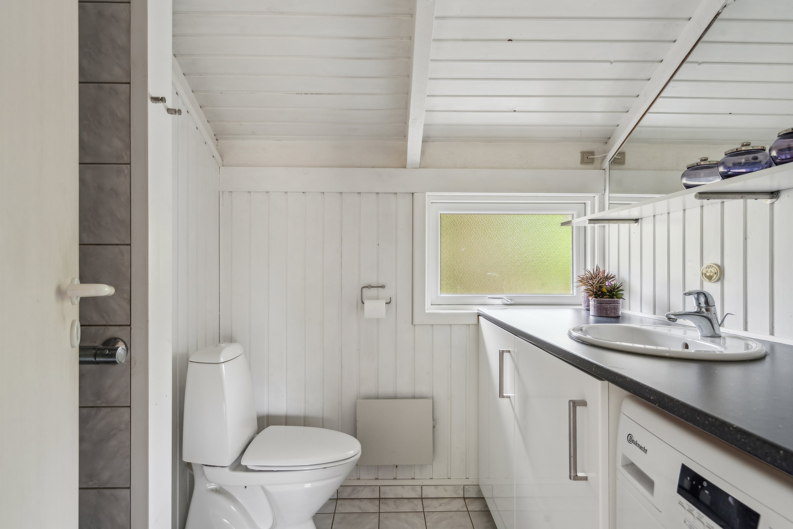 Fremhævet badeværelse billede i fuldskærmstilstand. Billede af Jenses Jolle 31, Nordmarken, 9940 Læsø