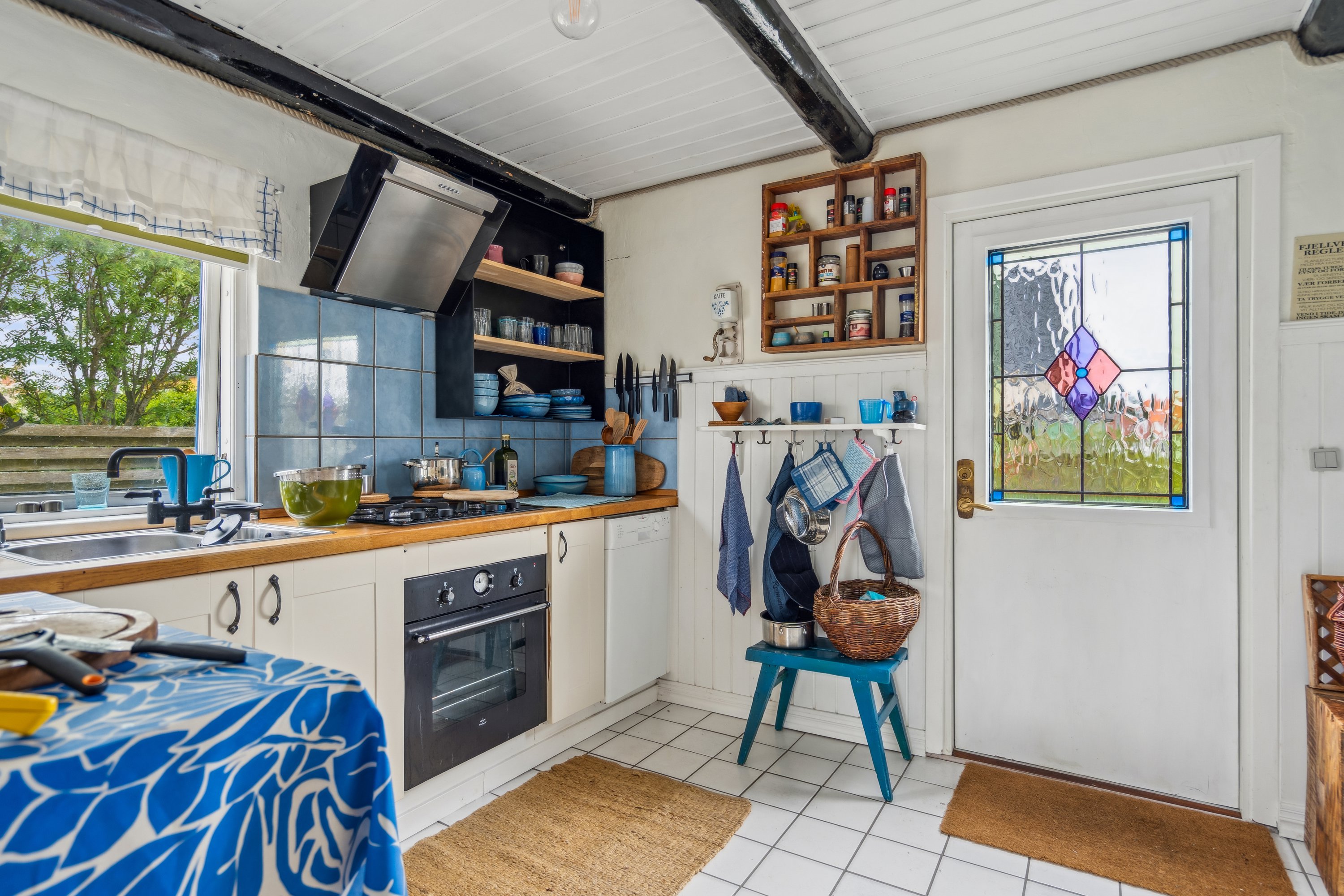 Fremhævet køkken billede i fuldskærmstilstand. Billede af Svanevej 4, Østerby Havn, 9940 Læsø