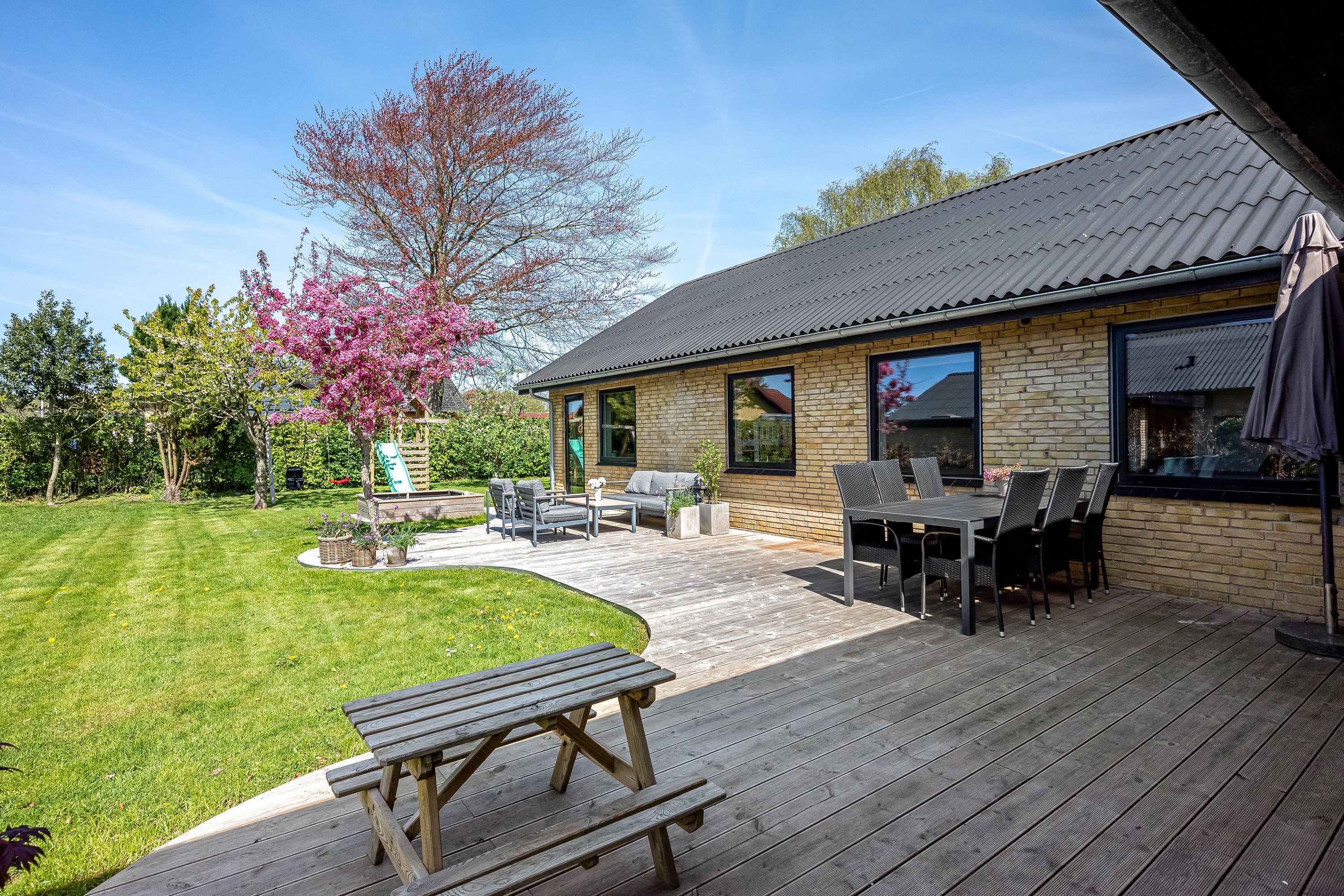 Fremhævet terrasse billede i fuldskærmstilstand. Billede af Kløvermarken 27, 7500 Holstebro