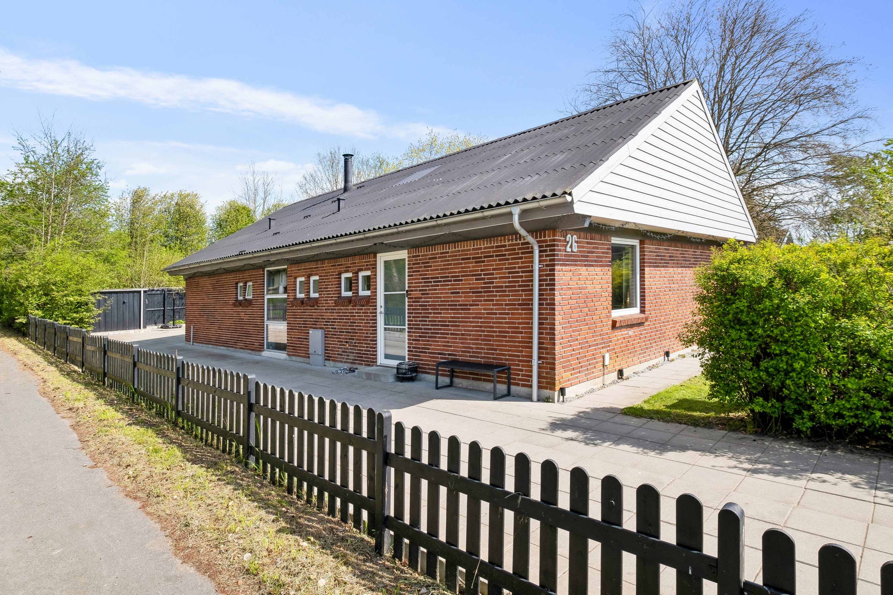 Villa: Ejendom 1 på Sogneskellet 26, 8732 Hovedgård