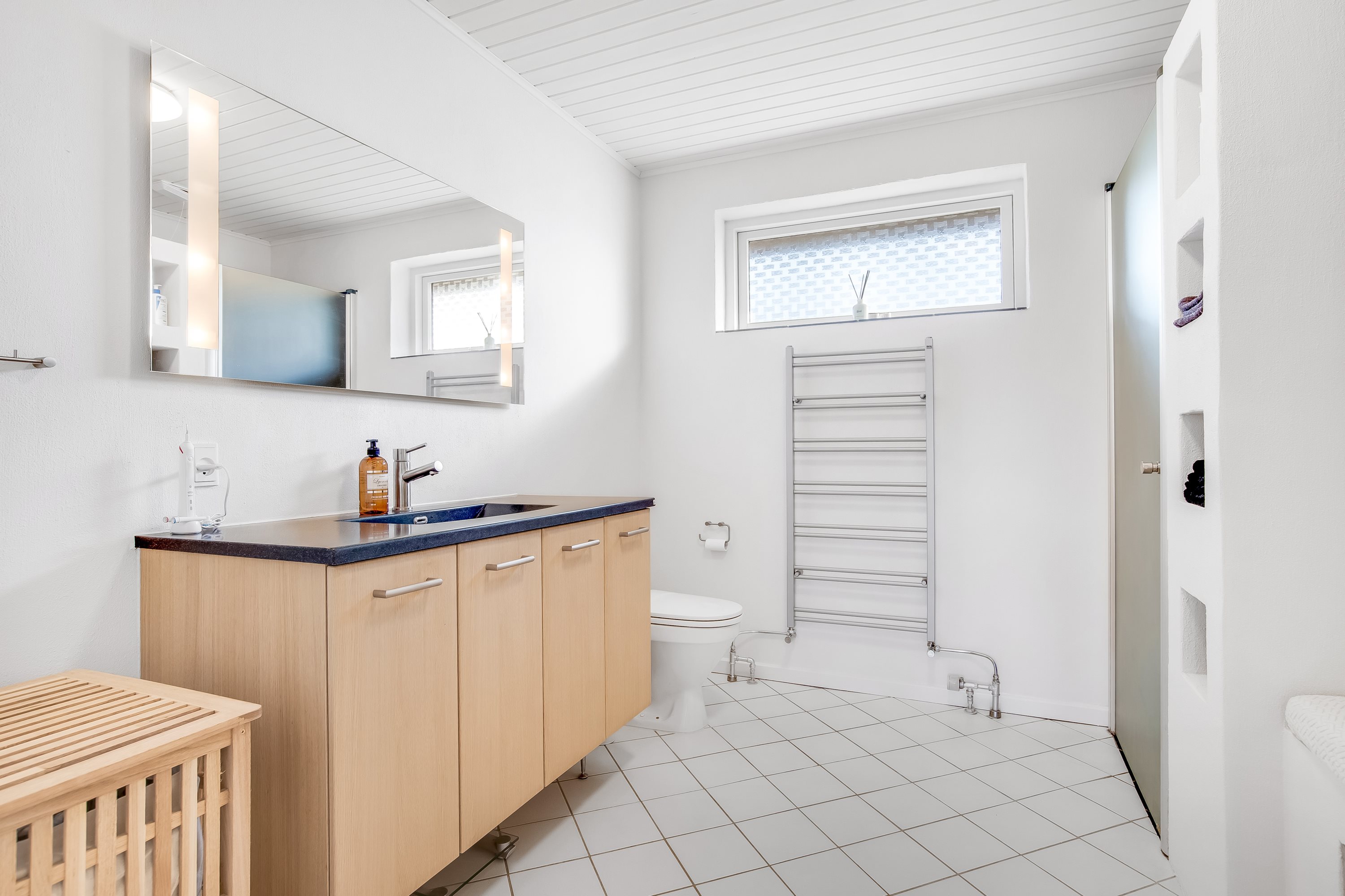 Fremhævet badeværelse billede i fuldskærmstilstand. Billede af Blomstervænget 11, Rindum, 6950 Ringkøbing