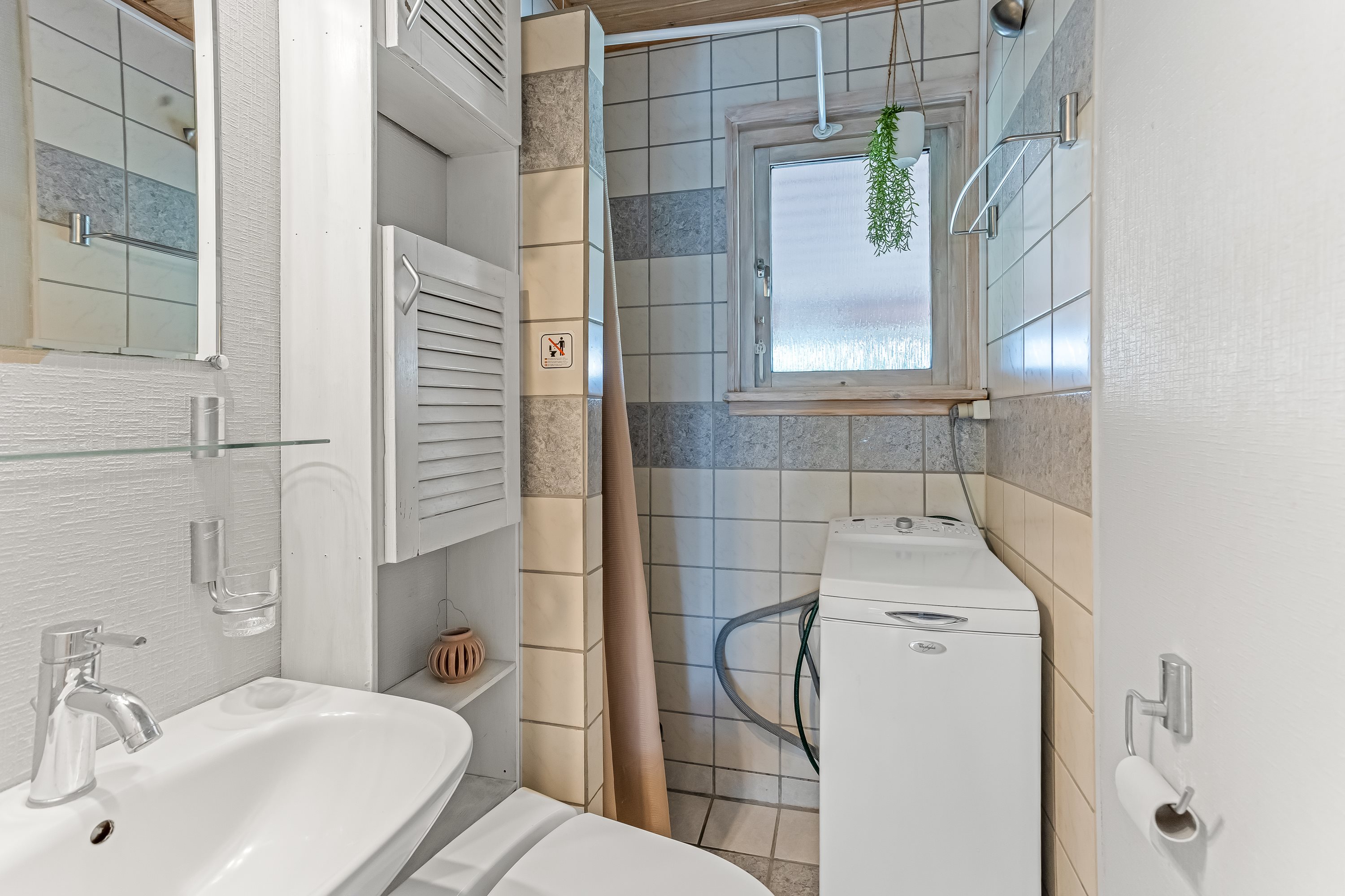 Fremhævet badeværelse billede i fuldskærmstilstand. Billede af Elmestræde 16, Hummingen, 4983 Dannemare