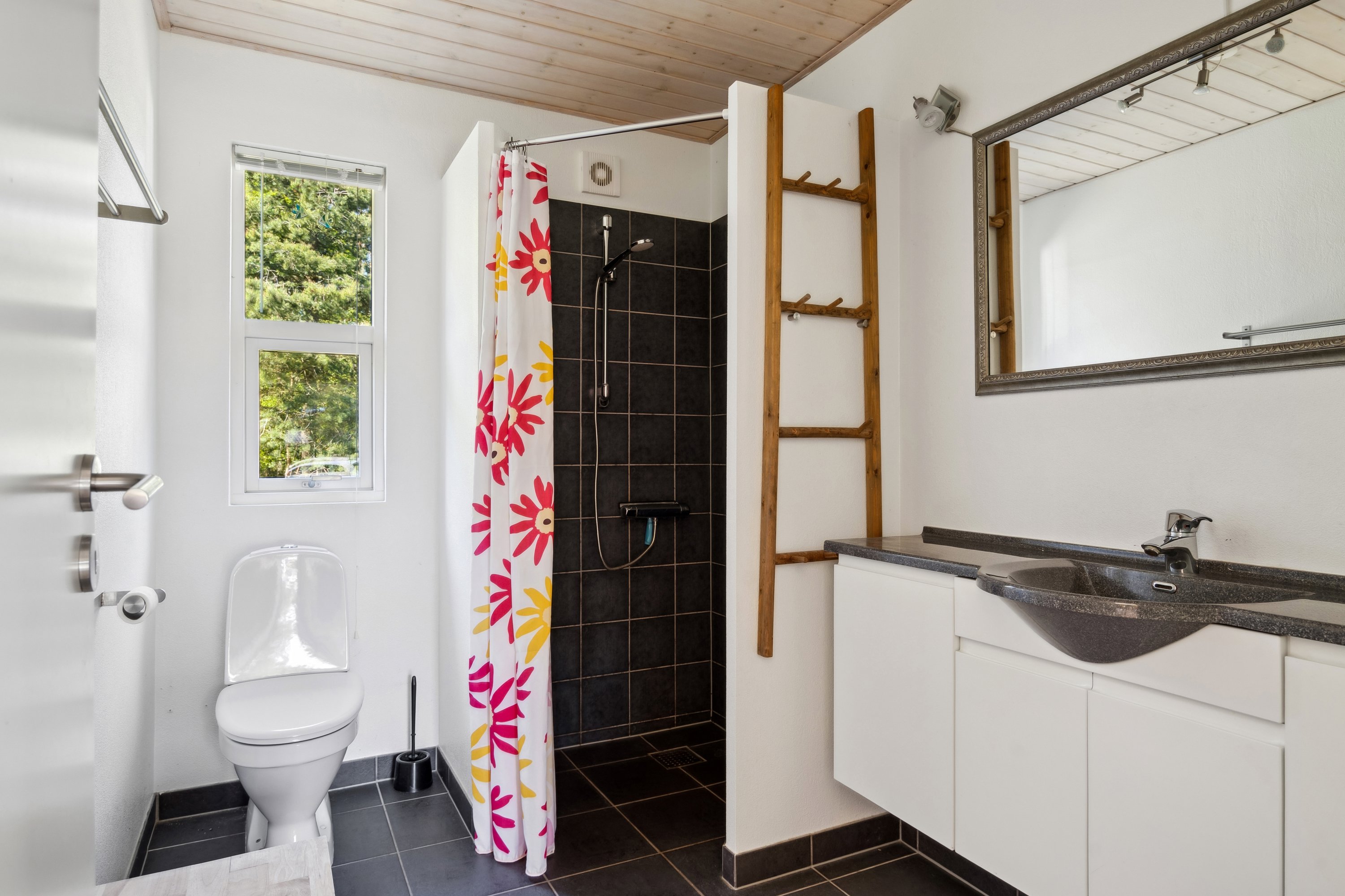 Fremhævet badeværelse billede i fuldskærmstilstand. Billede af Irisvej 4, Østerby, 9940 Læsø