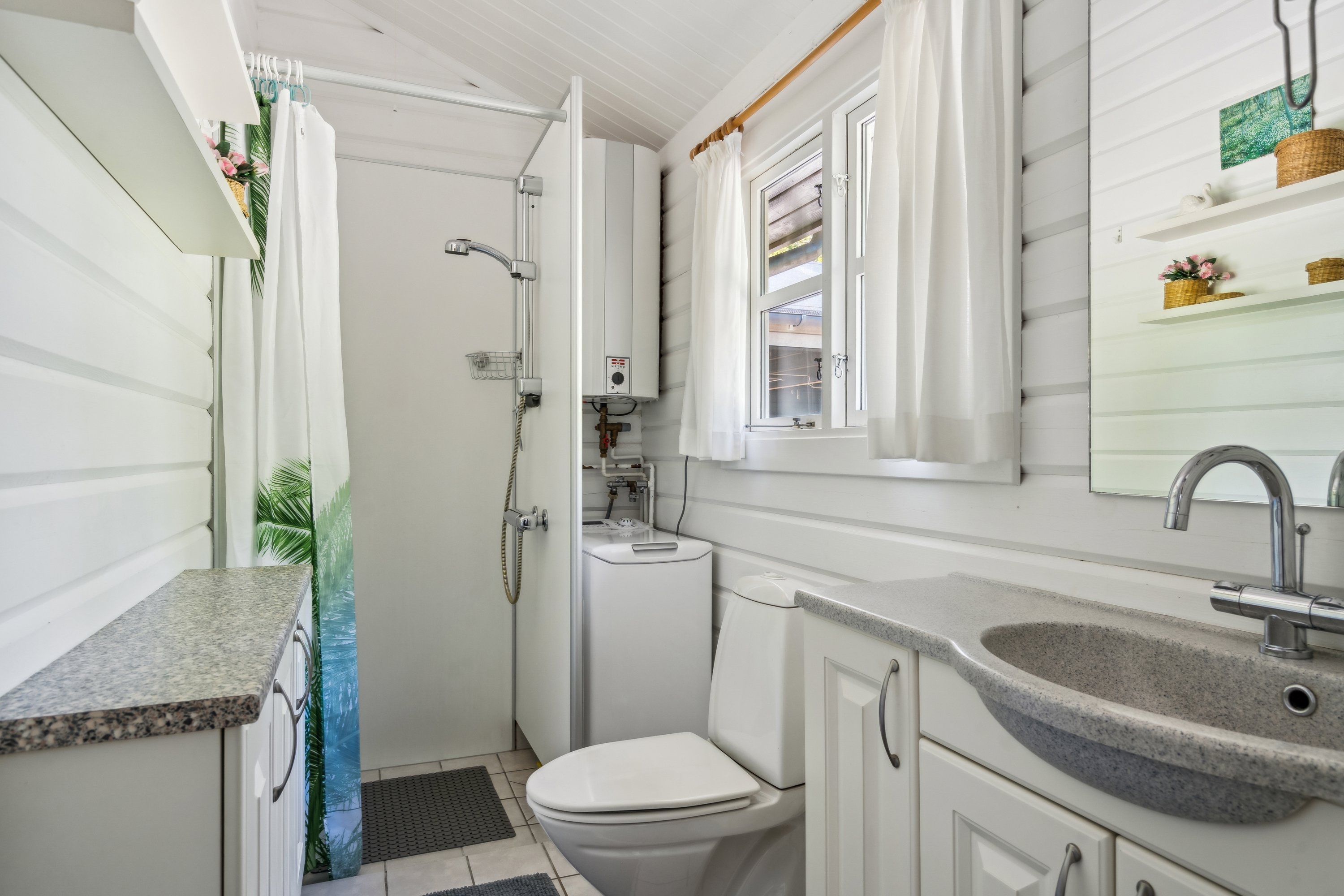 Fremhævet badeværelse billede i fuldskærmstilstand. Billede af Nordgårdsvej 1, Byrum, 9940 Læsø