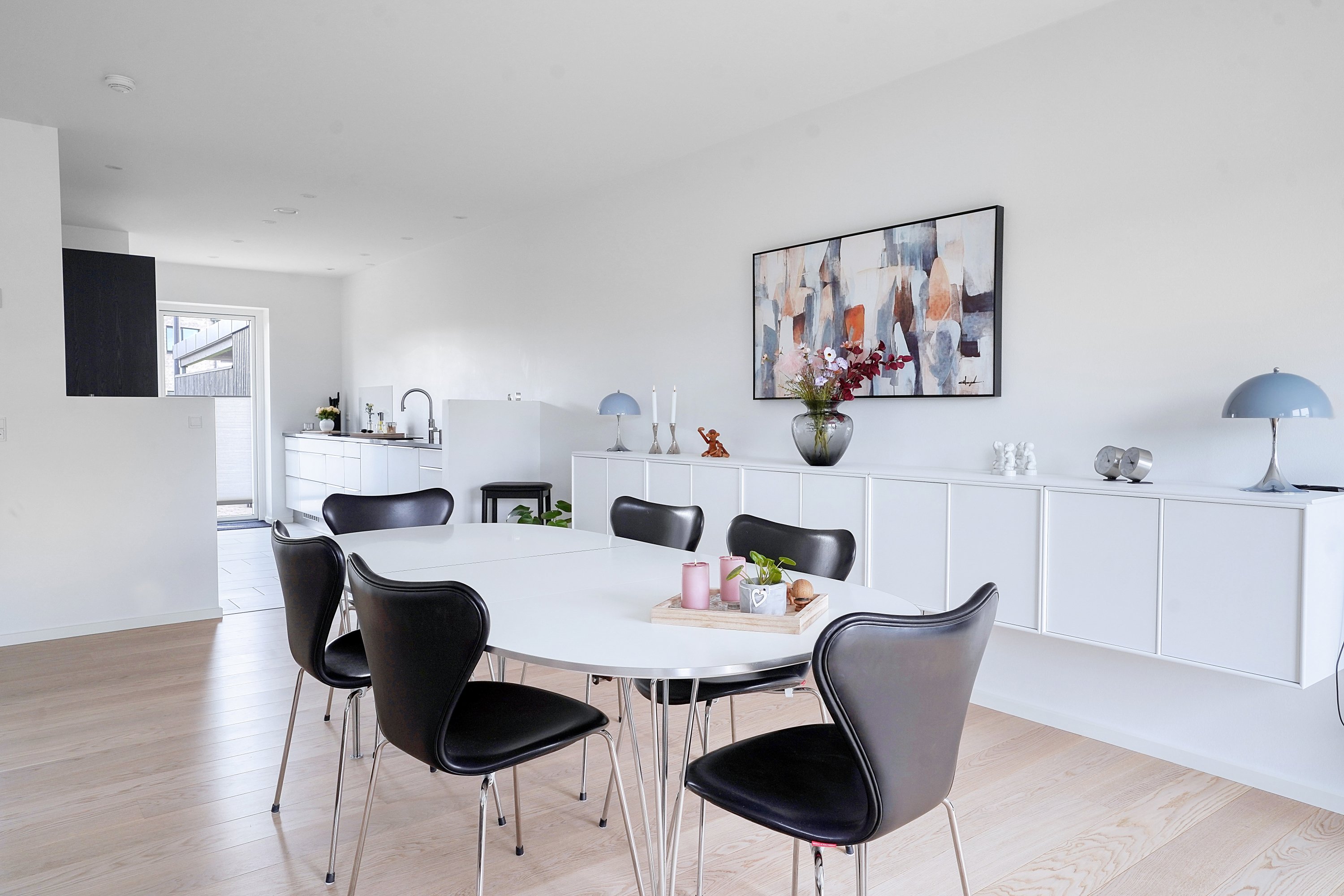 Miniaturebillede 1: spisestue. Billede af Amorbuen 151, 3400 Hillerød