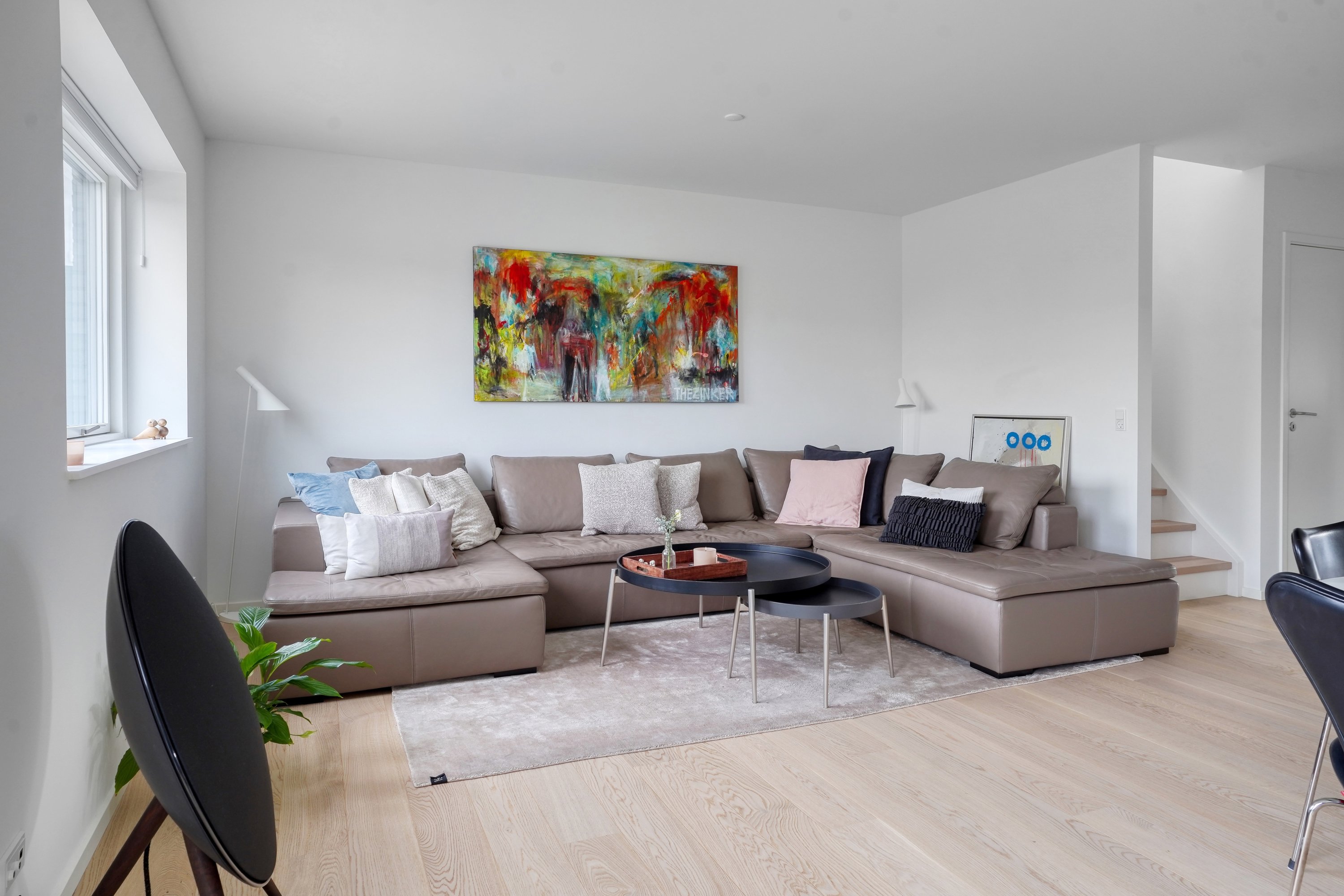 Fremhævet stue billede i fuldskærmstilstand. Billede af Amorbuen 151, 3400 Hillerød