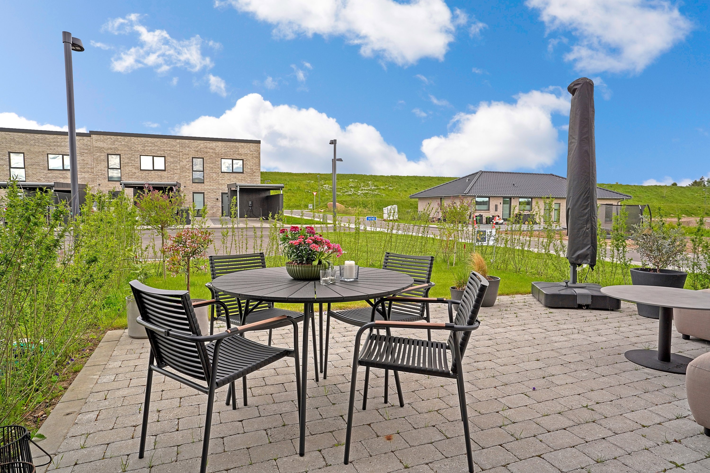 Fremhævet terrasse billede i fuldskærmstilstand. Billede af Amorbuen 151, 3400 Hillerød