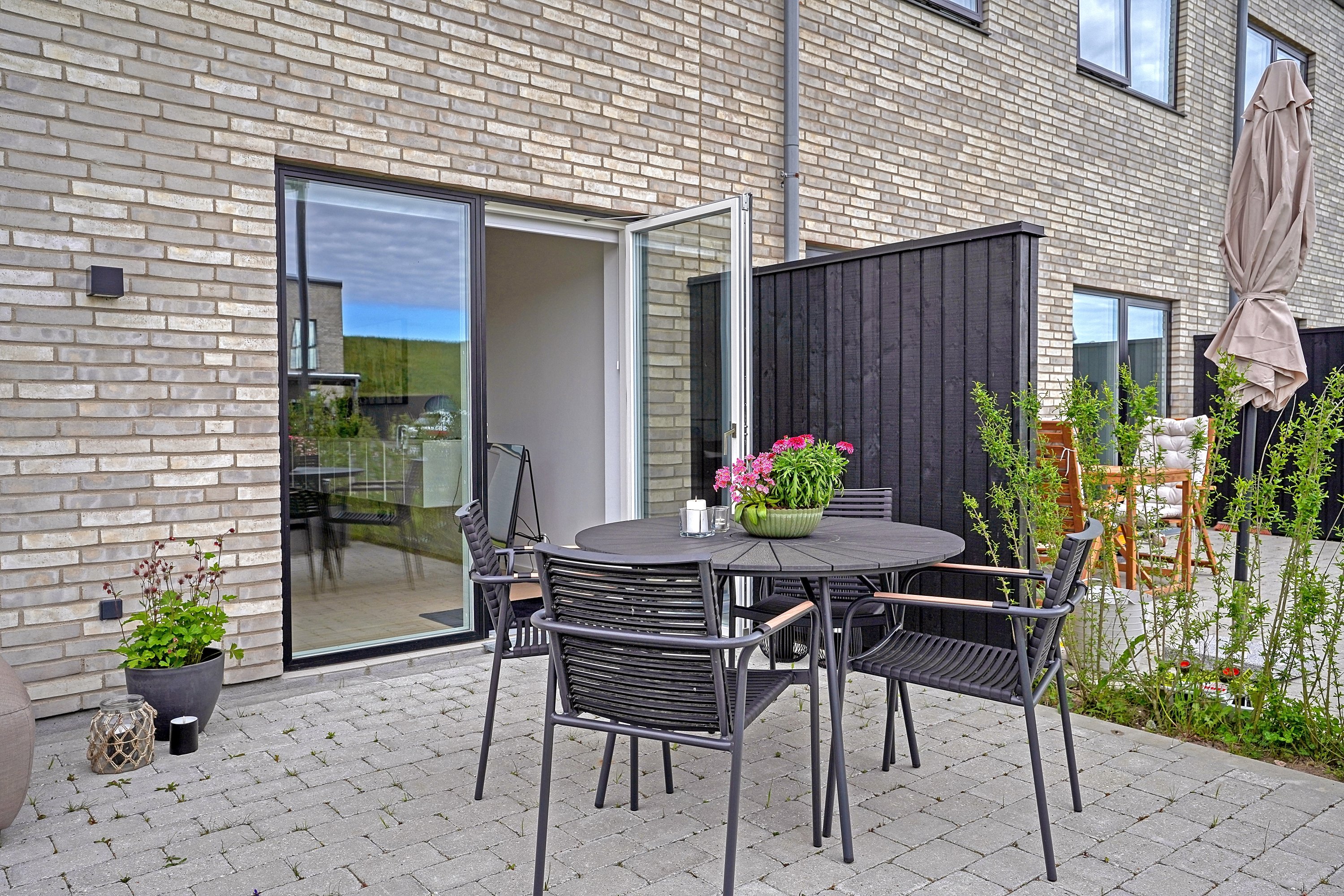 Fremhævet terrasse billede i fuldskærmstilstand. Billede af Amorbuen 151, 3400 Hillerød