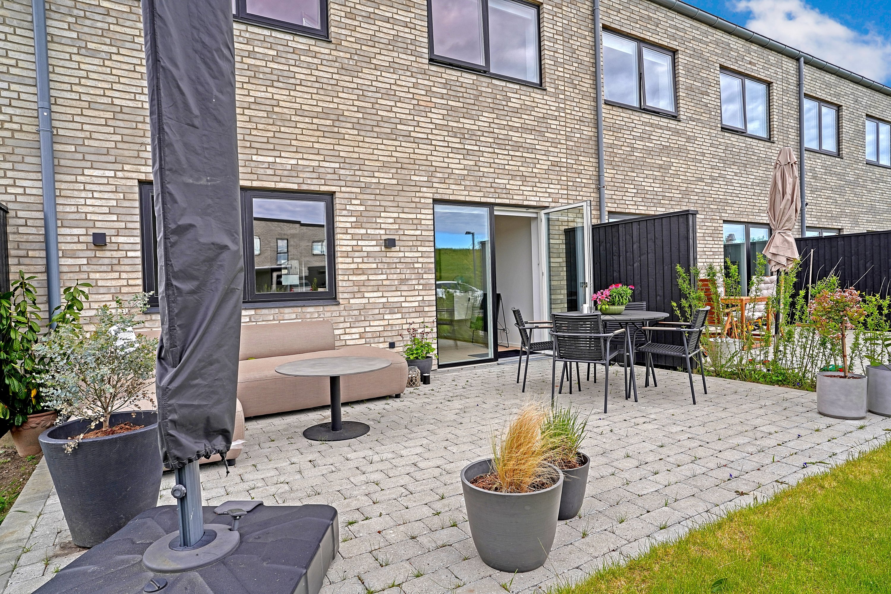 Fremhævet terrasse billede i fuldskærmstilstand. Billede af Amorbuen 151, 3400 Hillerød