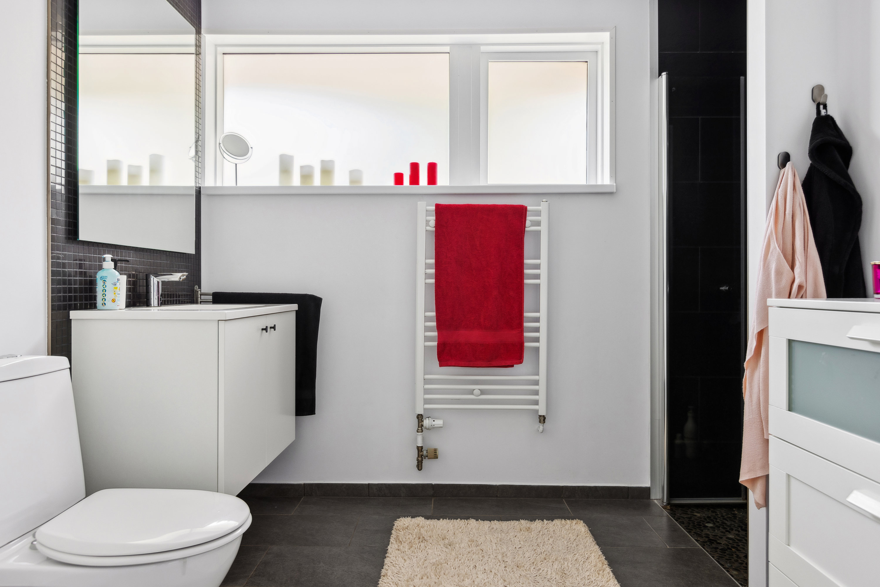 Fremhævet badeværelse billede i fuldskærmstilstand. Billede af Rådyrløkken 24, Slukefter, 5210 Odense NV