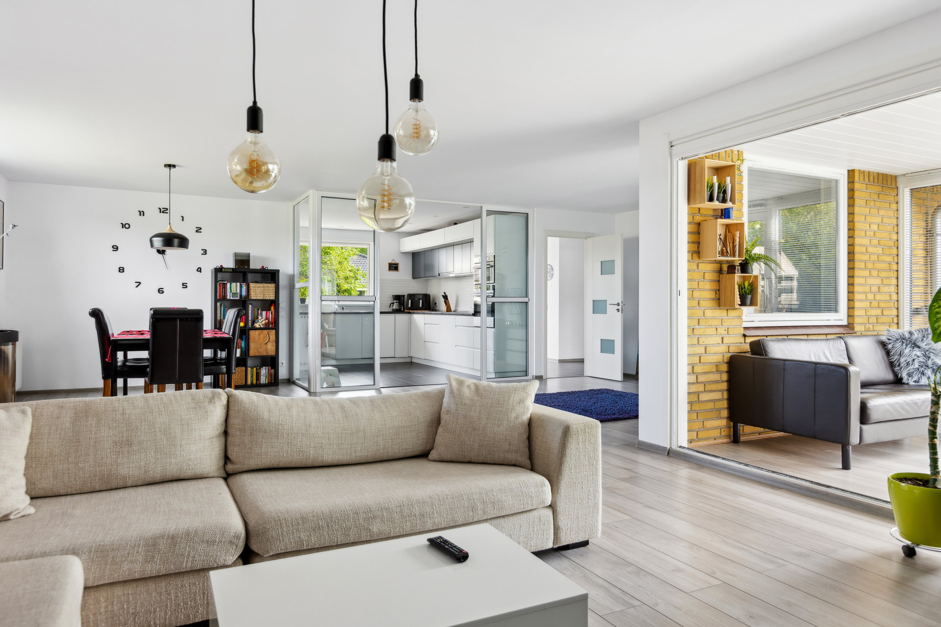 Fremhævet stue billede i fuldskærmstilstand. Billede af Rådyrløkken 24, Slukefter, 5210 Odense NV