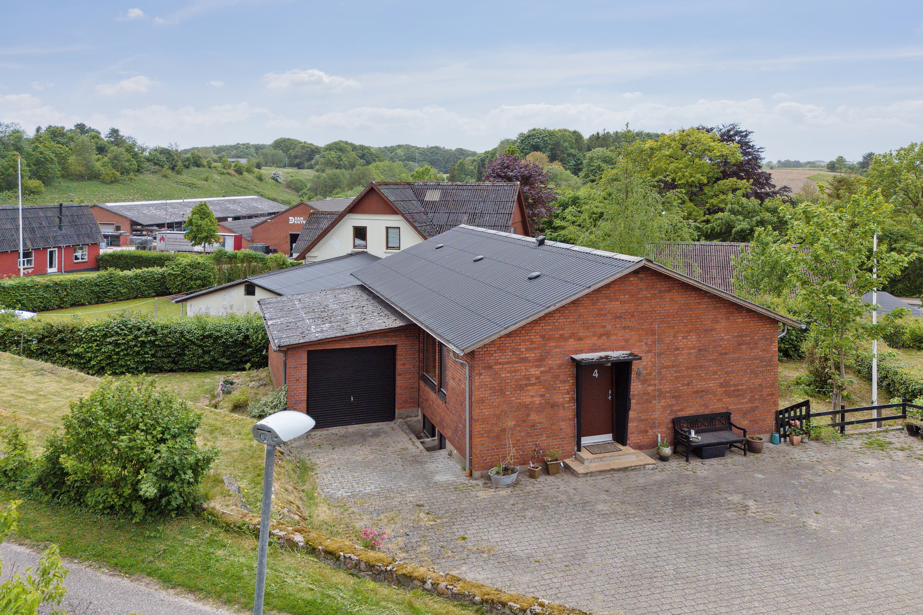 Fremhævet udendørs billede i fuldskærmstilstand. Billede af Korbenhøj 4, 6040 Egtved