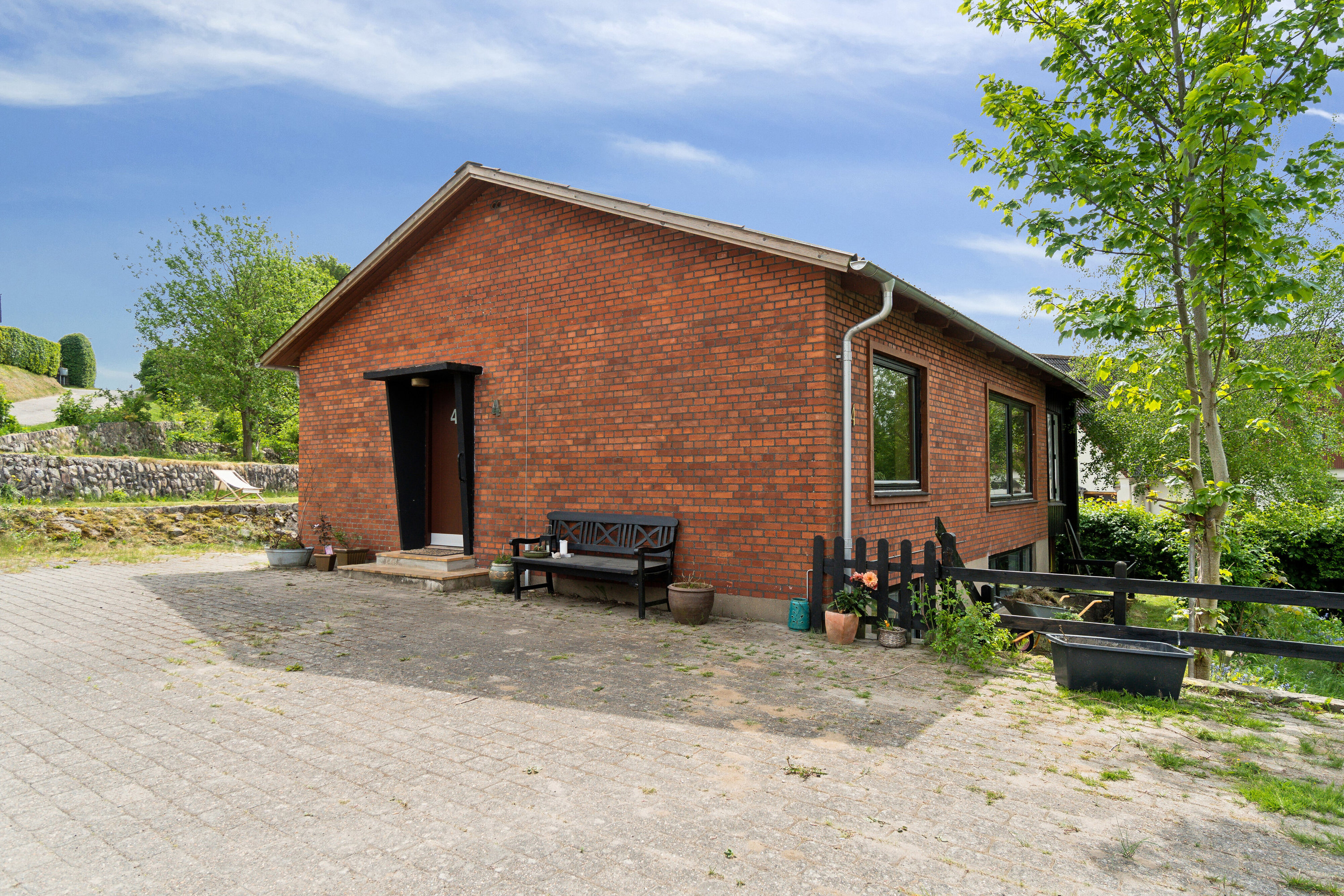 Fremhævet set fra vejen billede i fuldskærmstilstand. Billede af Korbenhøj 4, 6040 Egtved