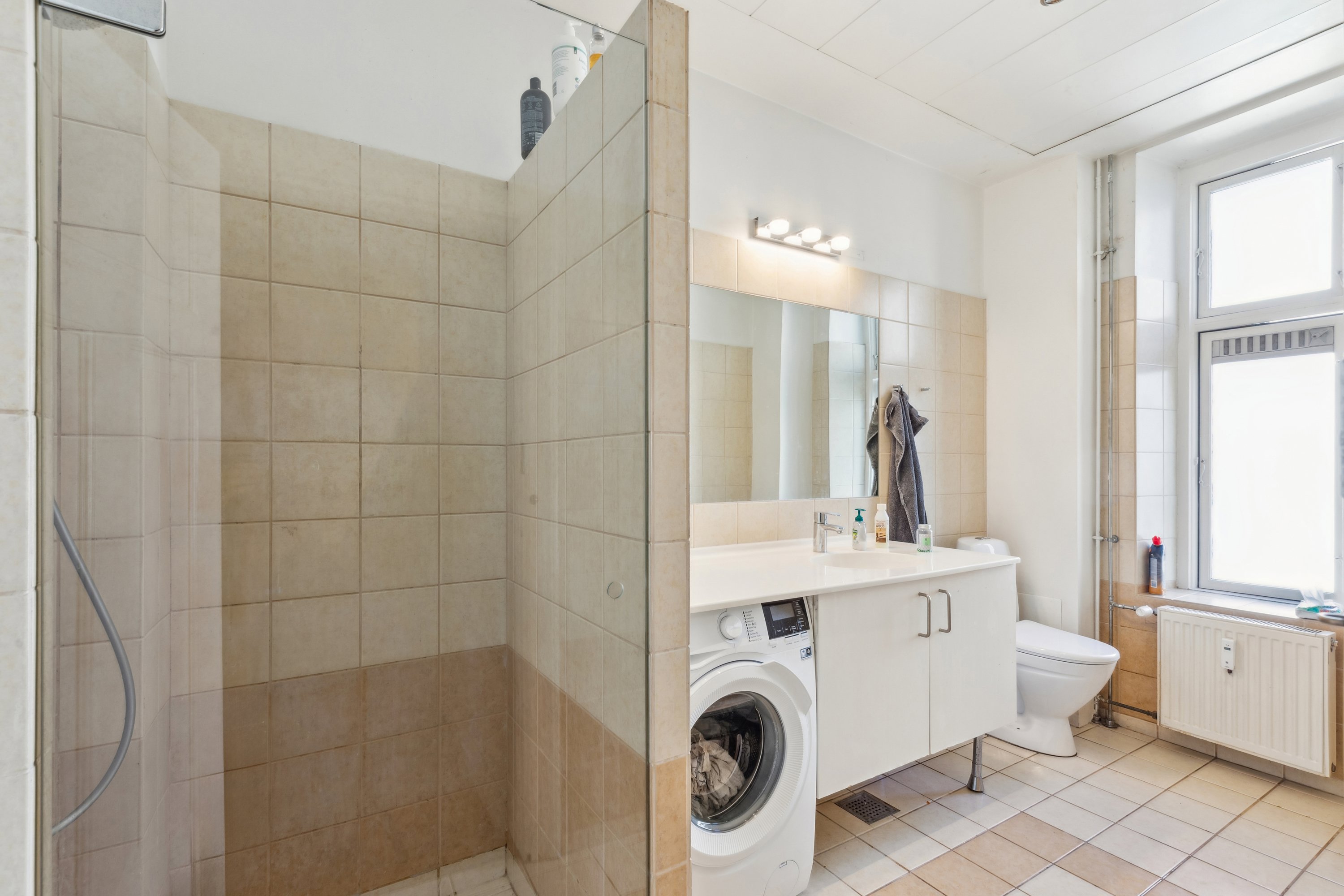 Fremhævet badeværelse billede i fuldskærmstilstand. Billede af Nørre Farimagsgade 1, 3. th., 1364 København K