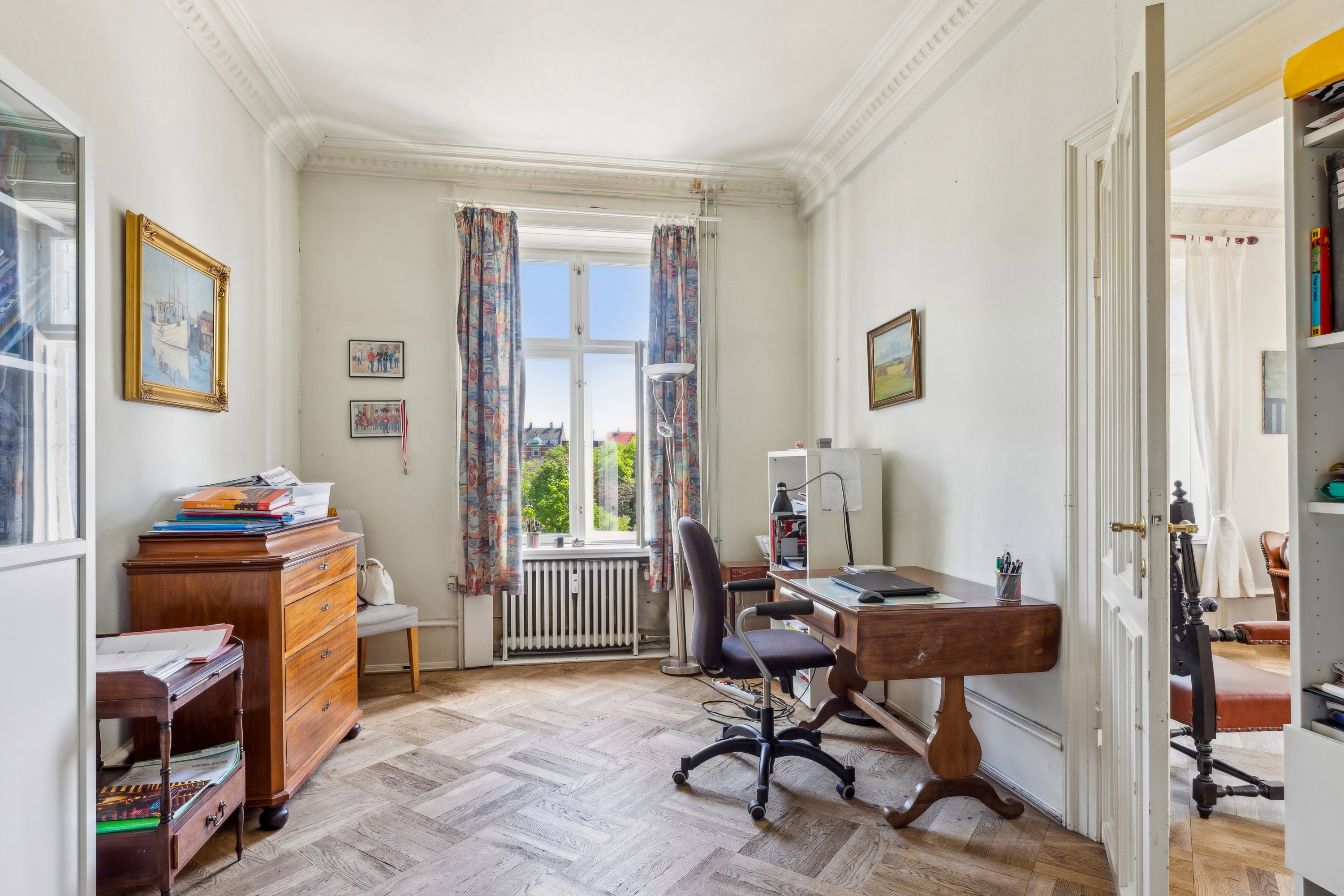 Fremhævet stue billede i fuldskærmstilstand. Billede af Nørre Farimagsgade 1, 3. th., 1364 København K