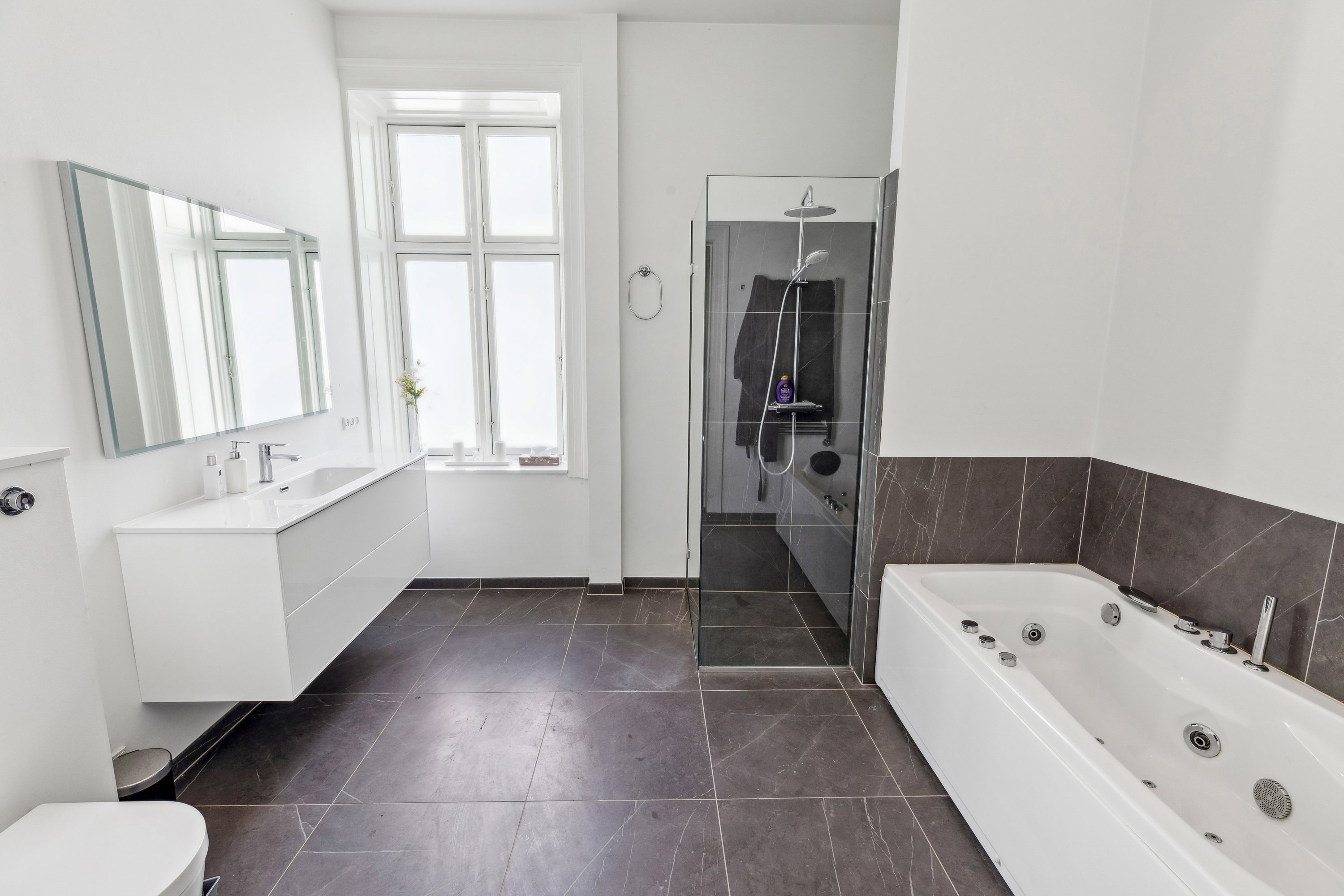 Fremhævet badeværelse billede i fuldskærmstilstand. Billede af Nørre Farimagsgade 1, 3. th., 1364 København K