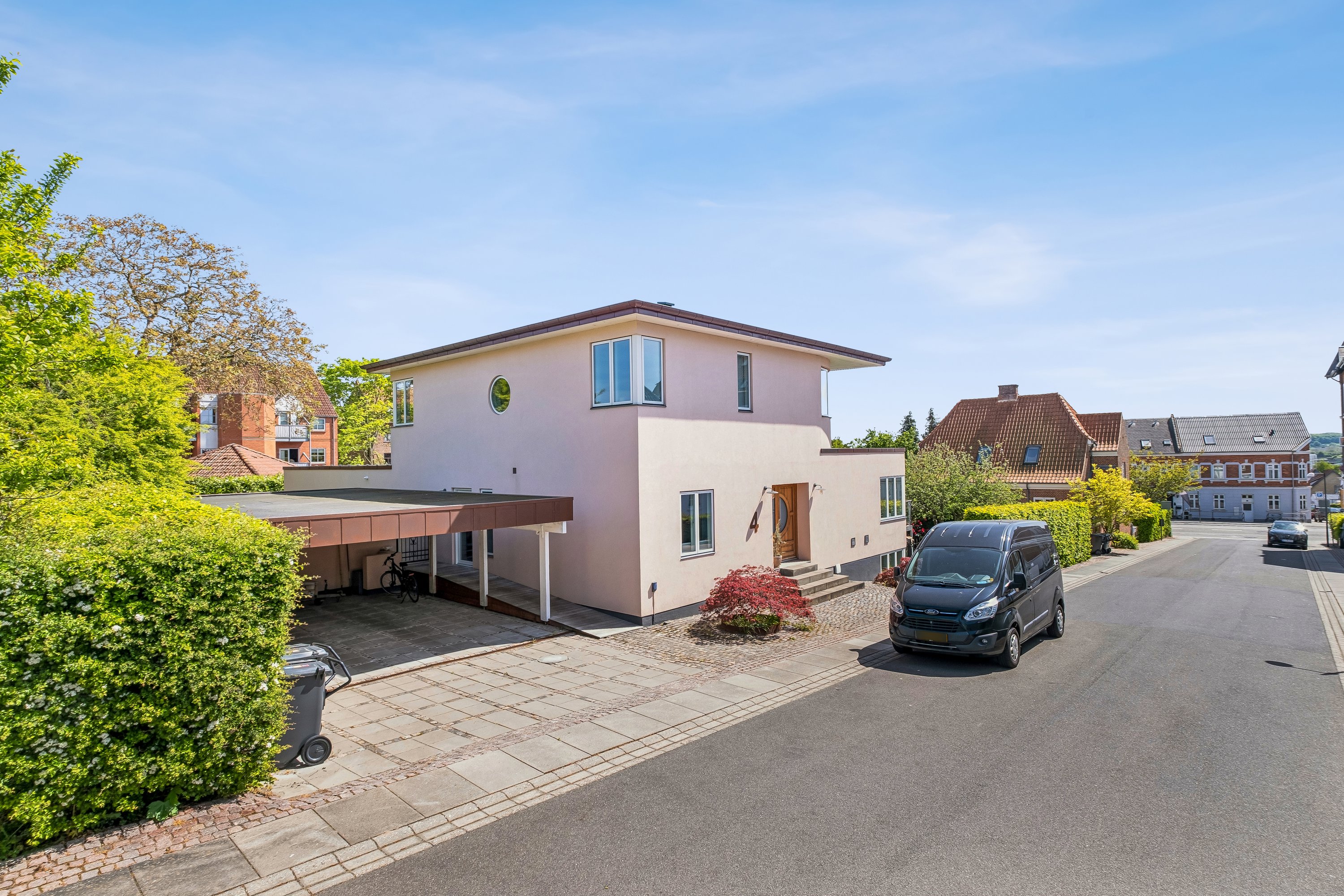 Miniaturebillede 1: set fra vejen. Billede af Carl Johans Gade 4, Østbyen, 8700 Horsens