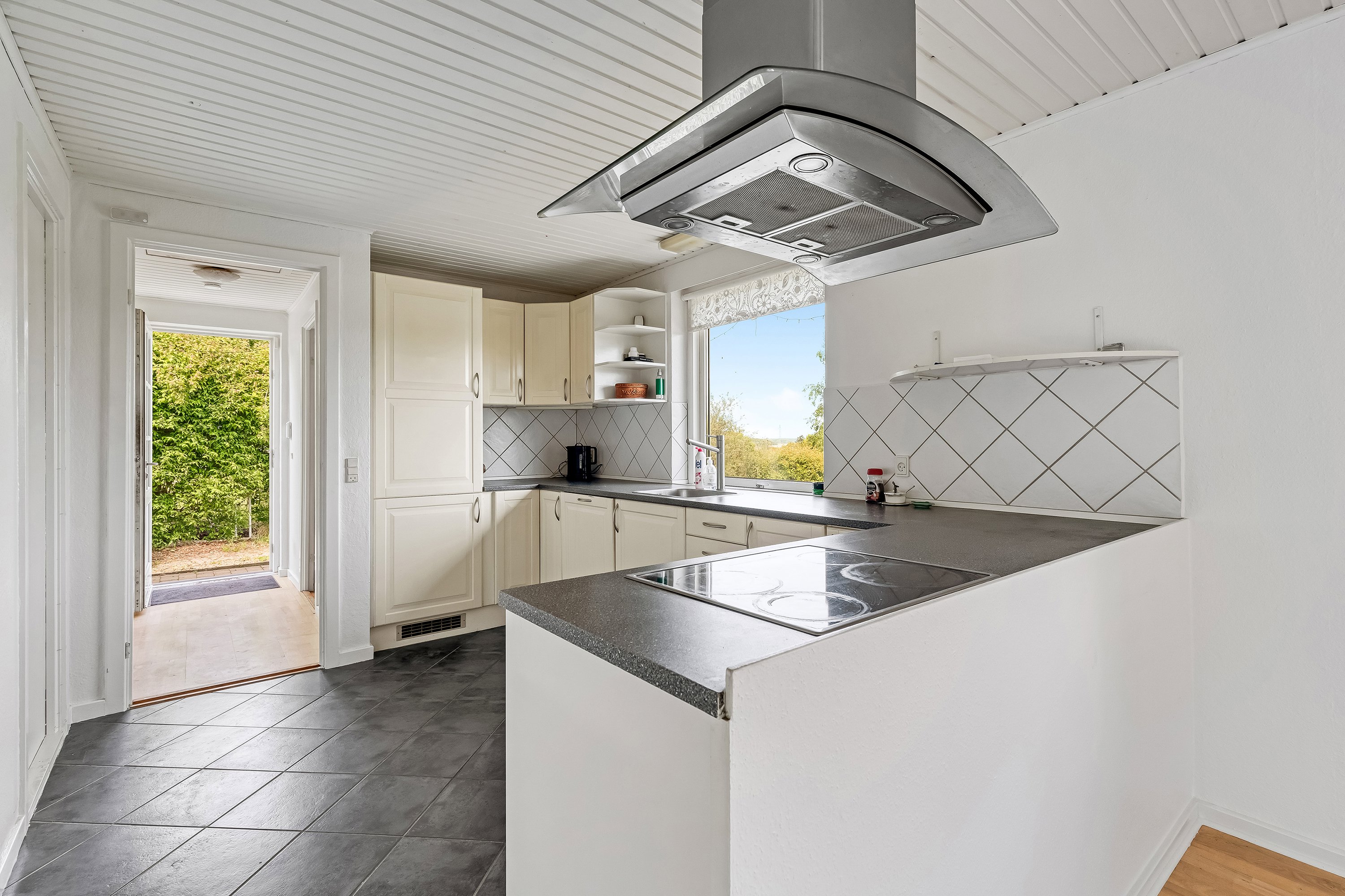 Fremhævet køkken billede i fuldskærmstilstand. Billede af Musvitvej 5, 3300 Frederiksværk