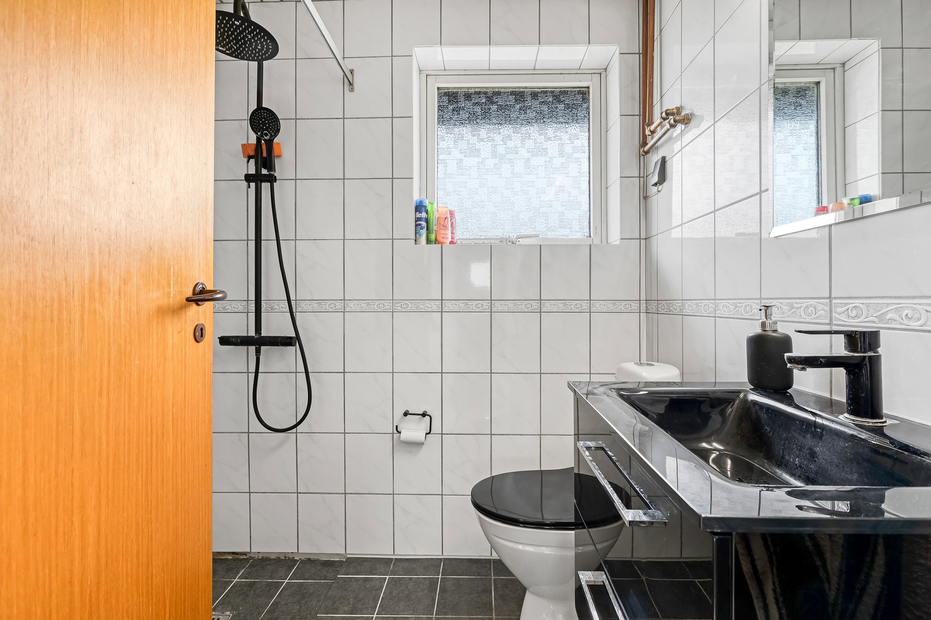 Fremhævet badeværelse billede i fuldskærmstilstand. Billede af Musvitvej 5, 3300 Frederiksværk