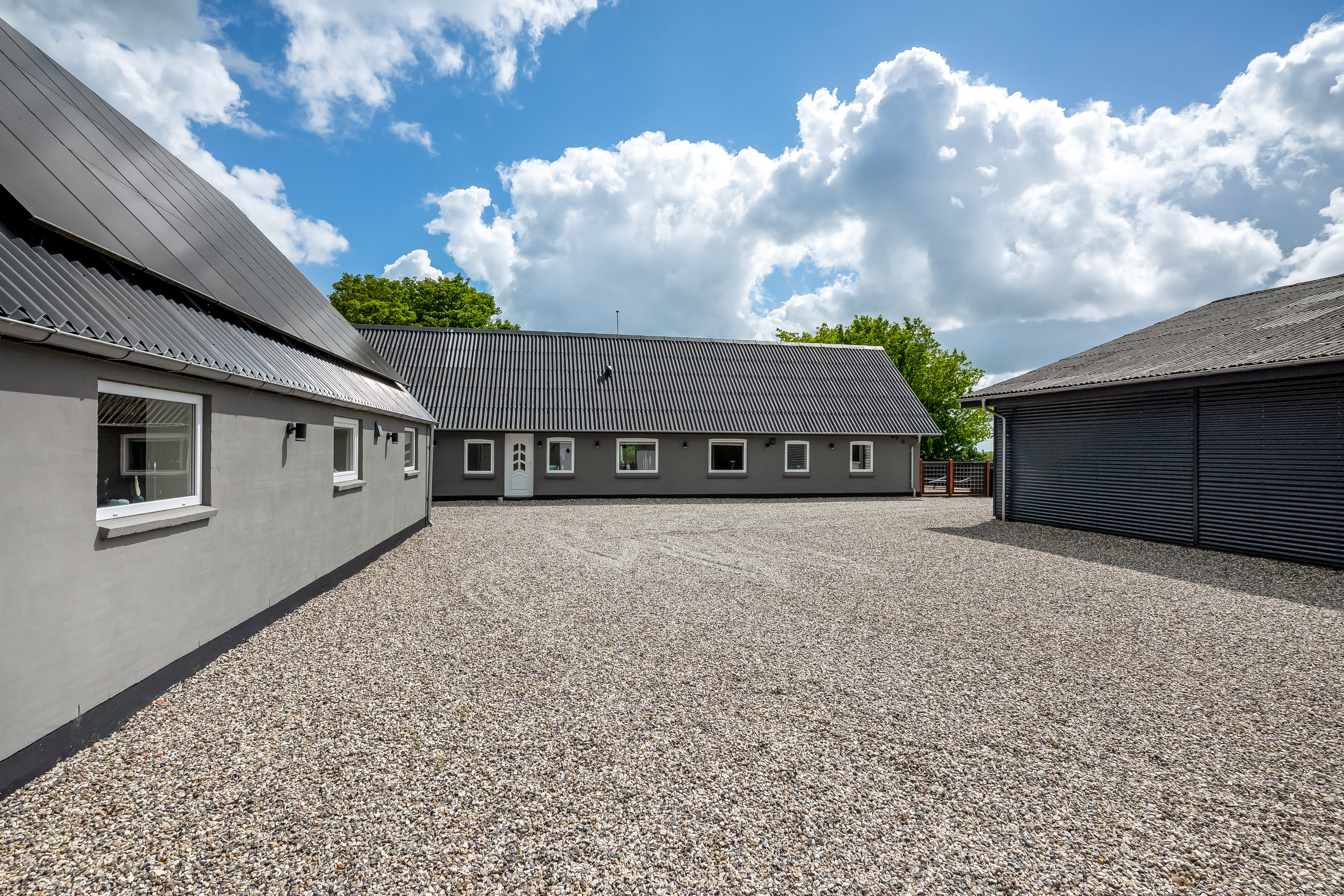 Fremhævet gårdsplads billede i fuldskærmstilstand. Billede af Kalsgårdvej 13, Mejrup, 7500 Holstebro