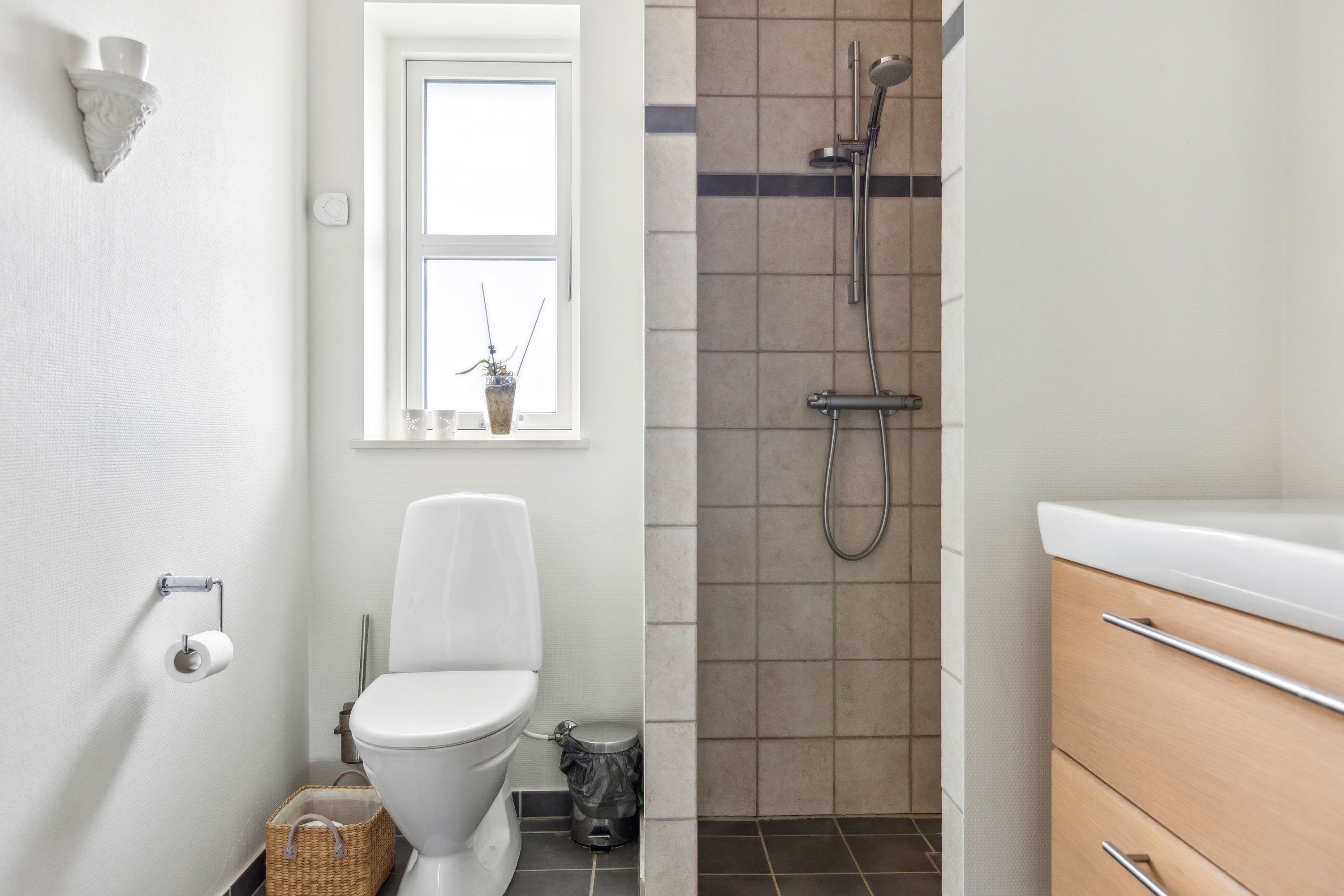 Fremhævet badeværelse billede i fuldskærmstilstand. Billede af Bodøparken 24, 5400 Bogense