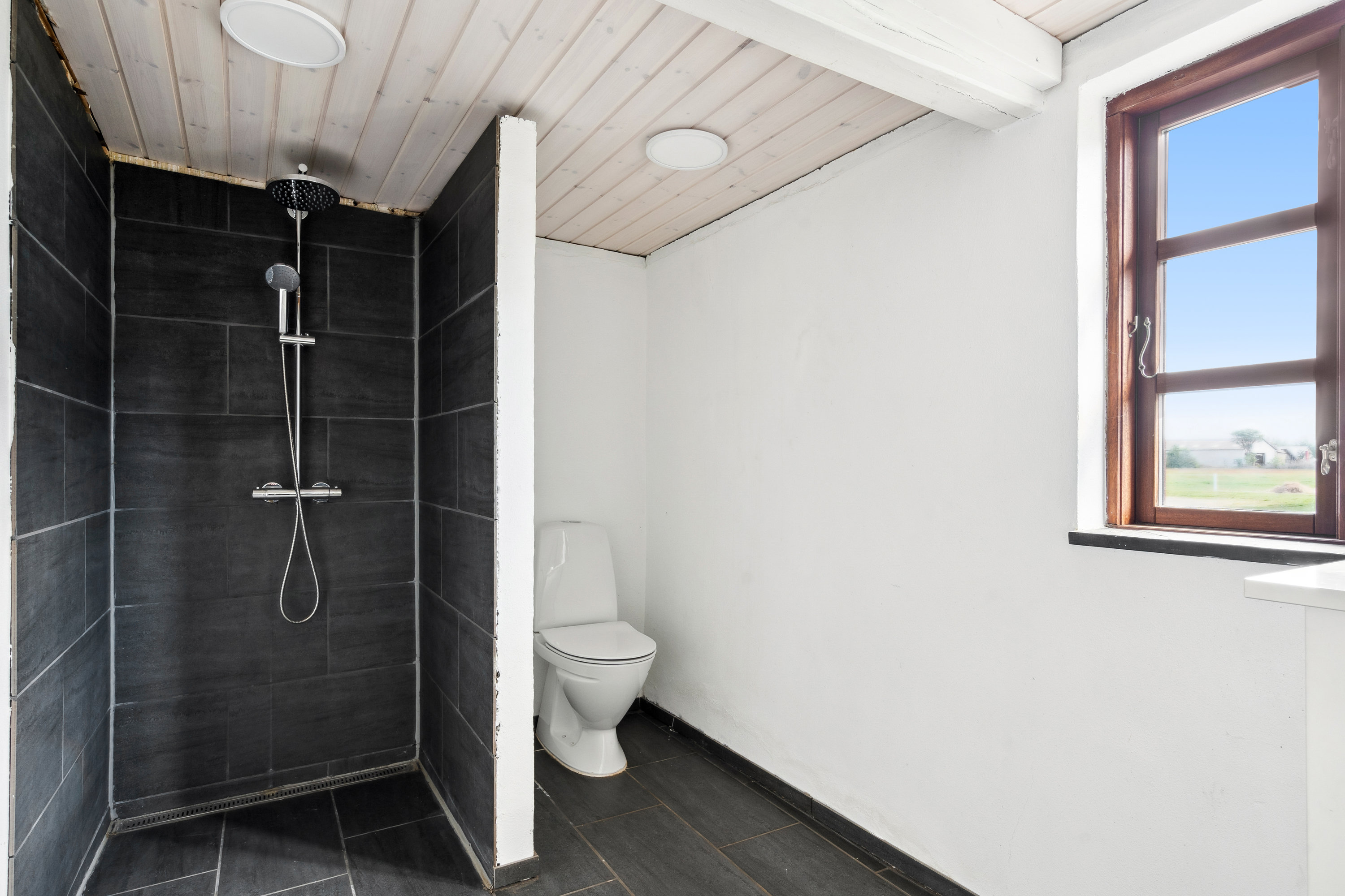 Fremhævet badeværelse billede i fuldskærmstilstand. Billede af Tørkerivej 7, Byrum, 9940 Læsø