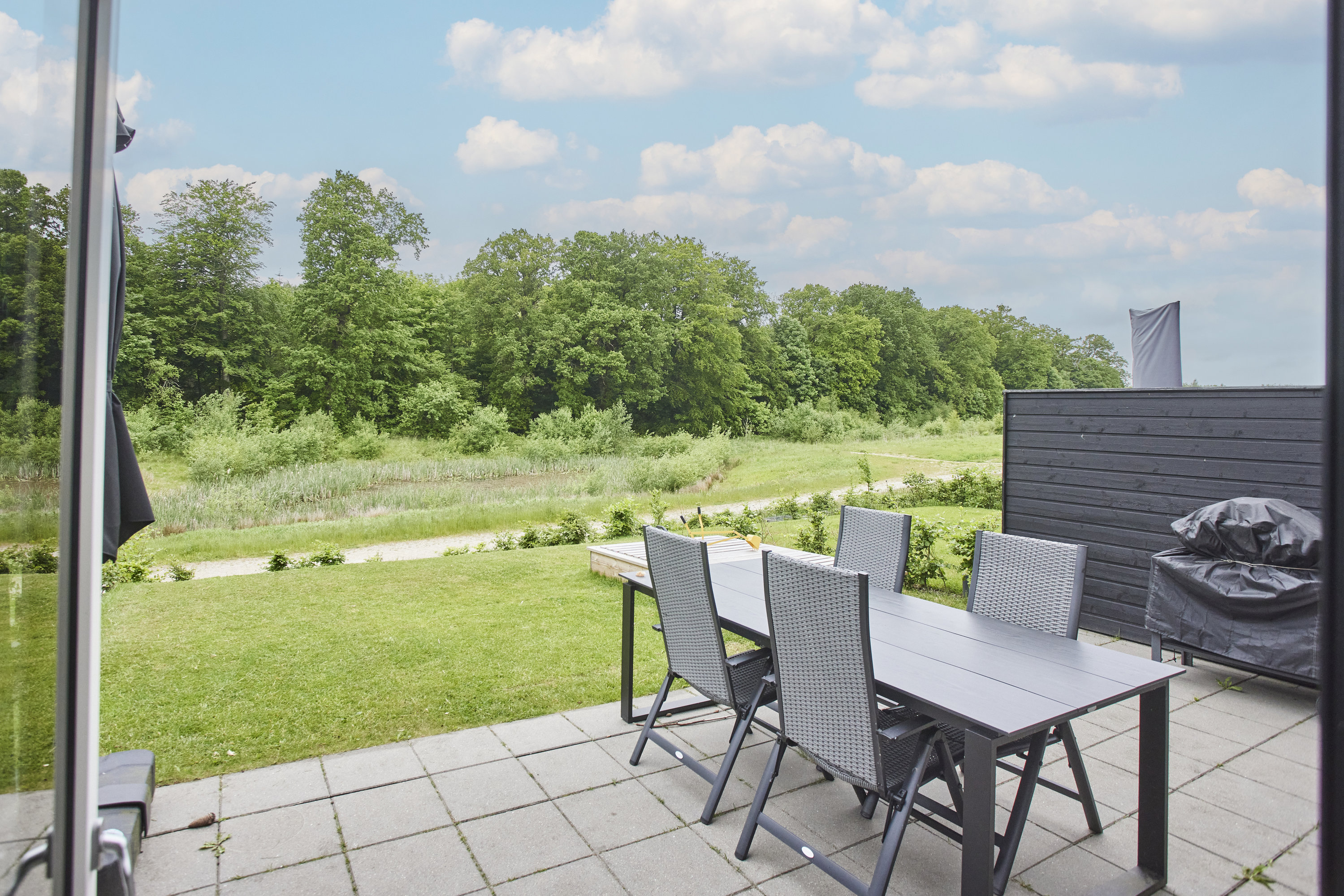 Fremhævet terrasse billede i fuldskærmstilstand. Billede af Fruering Skovmark 61, 8660 Skanderborg