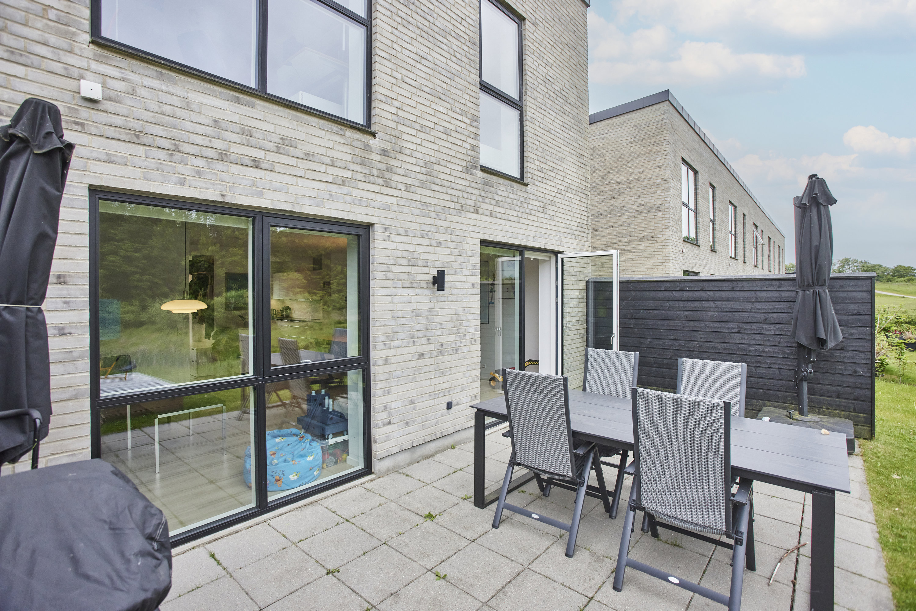 Fremhævet terrasse billede i fuldskærmstilstand. Billede af Fruering Skovmark 61, 8660 Skanderborg