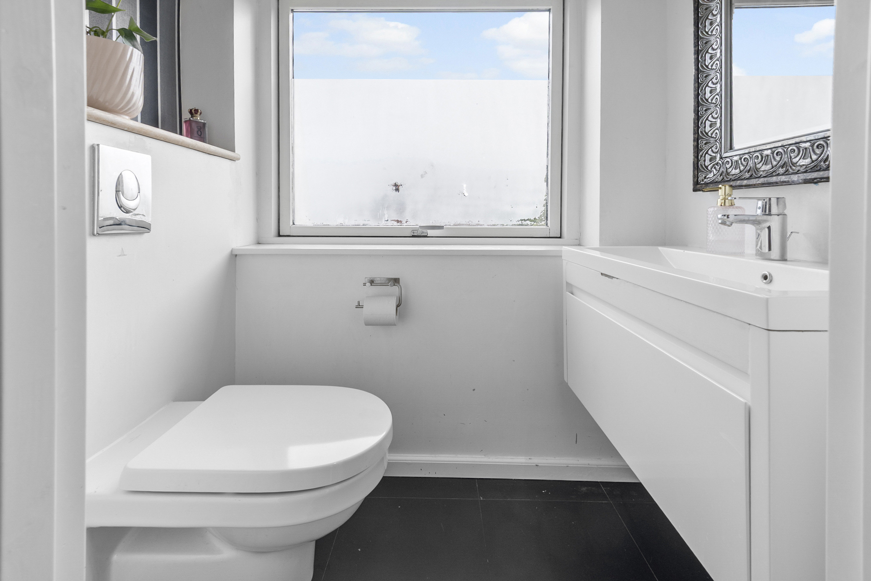 Fremhævet toilet billede i fuldskærmstilstand. Billede af Skovhusvænget 5, 4632 Bjæverskov