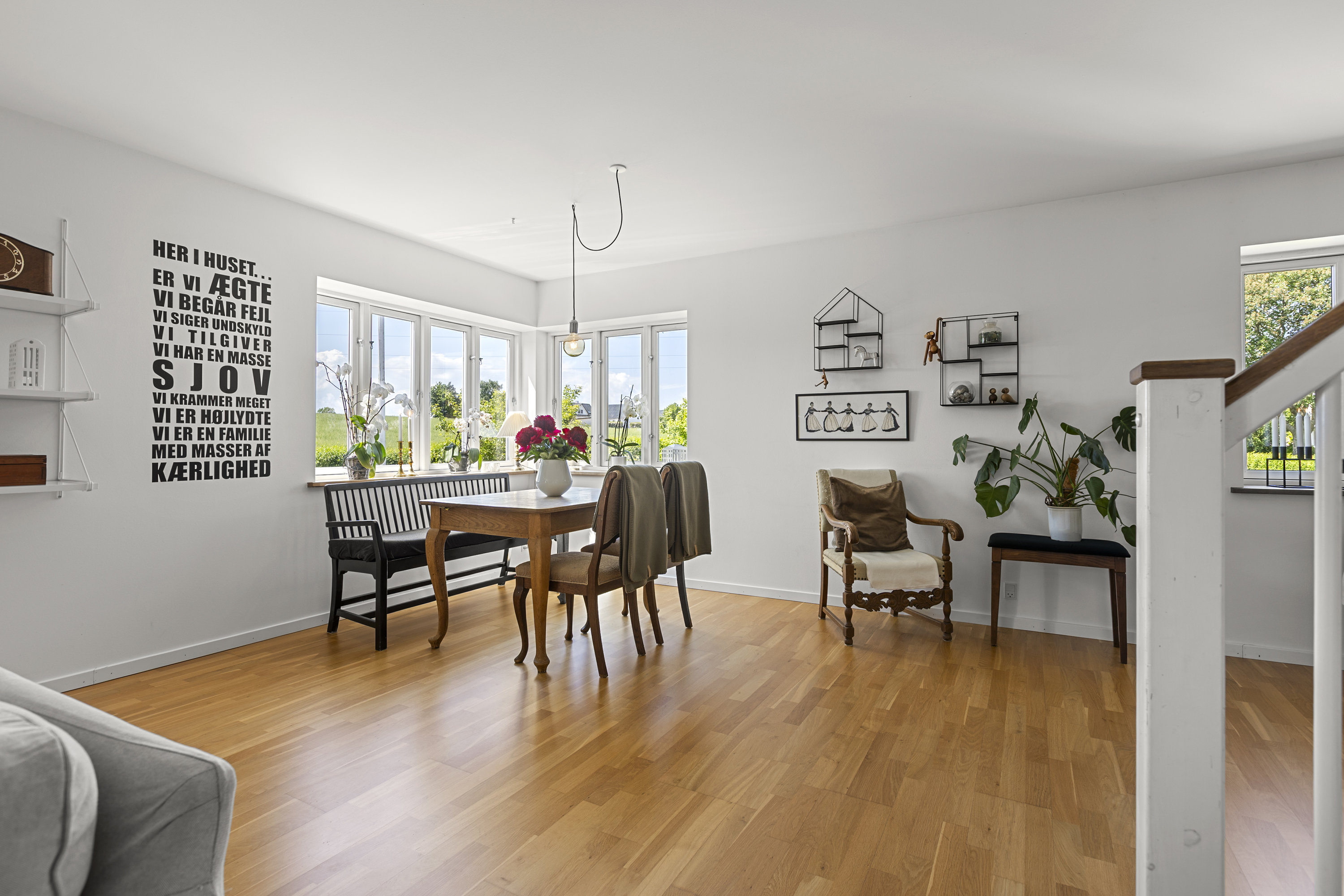 Fremhævet stue billede i fuldskærmstilstand. Billede af Møllevangen 11, Rørby, 4400 Kalundborg