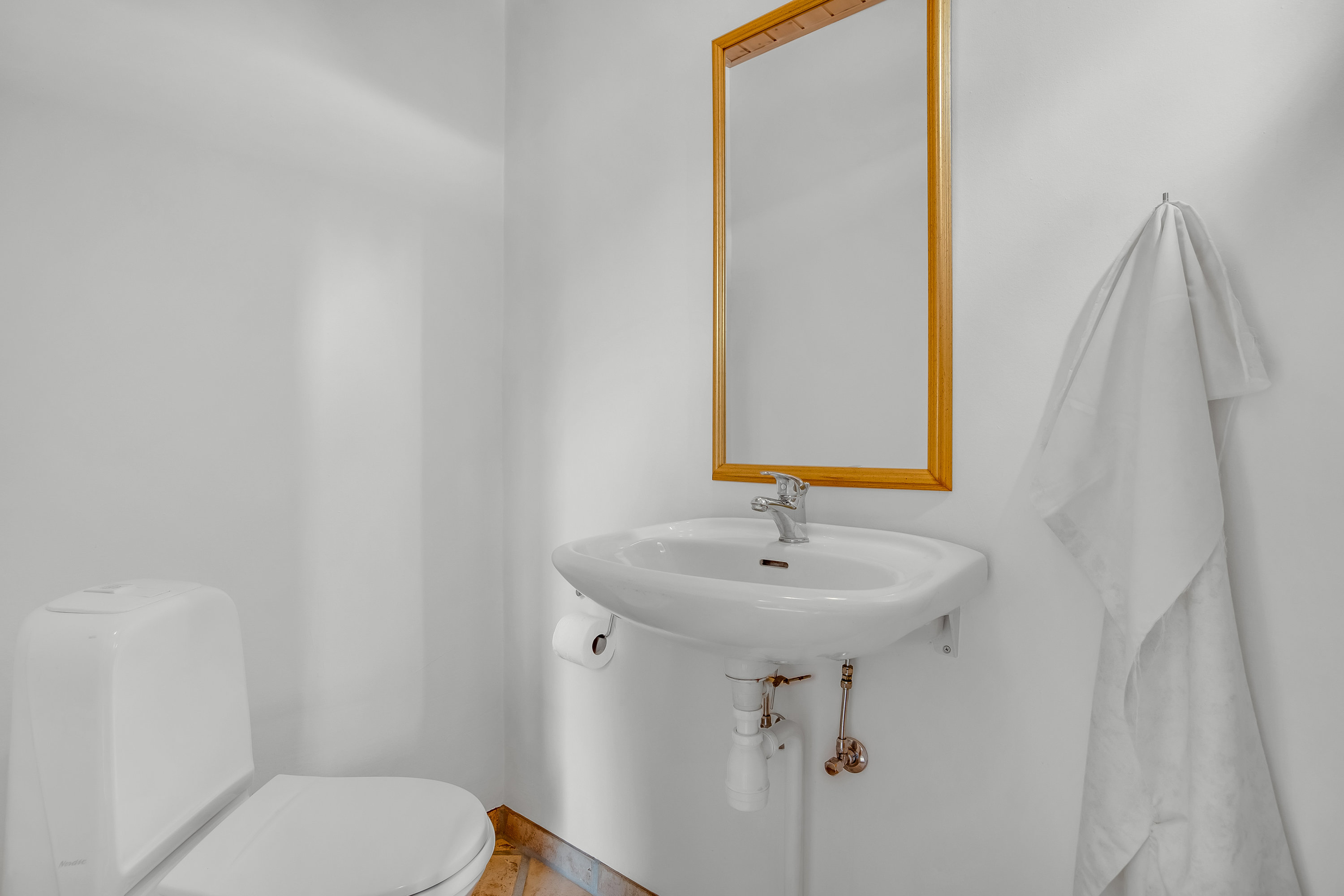 Fremhævet toilet billede i fuldskærmstilstand. Billede af Fredensgade 1, 7500 Holstebro