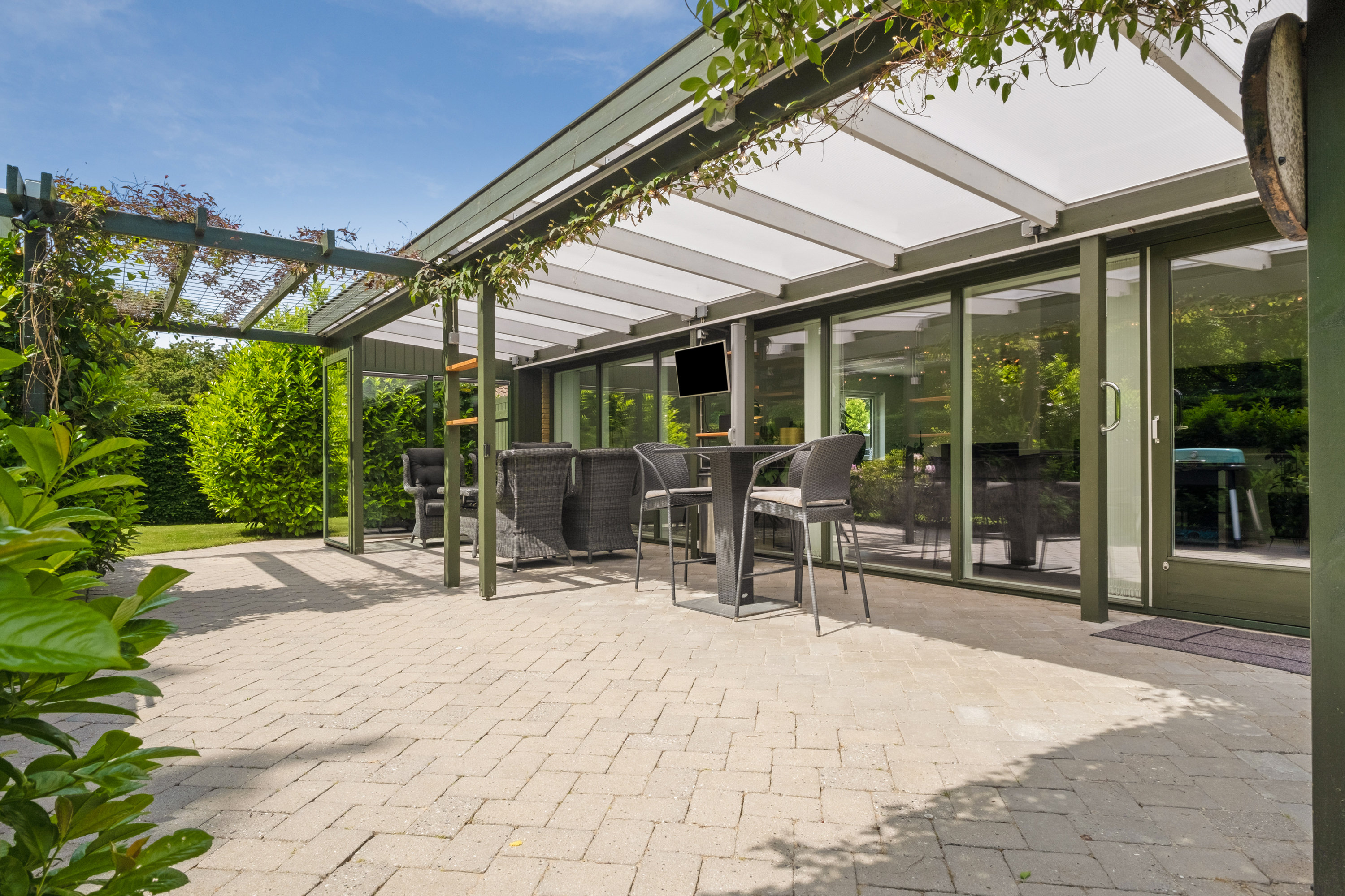 Fremhævet terrasse billede i fuldskærmstilstand. Billede af Stensgårdvænget 18, 5230 Odense M