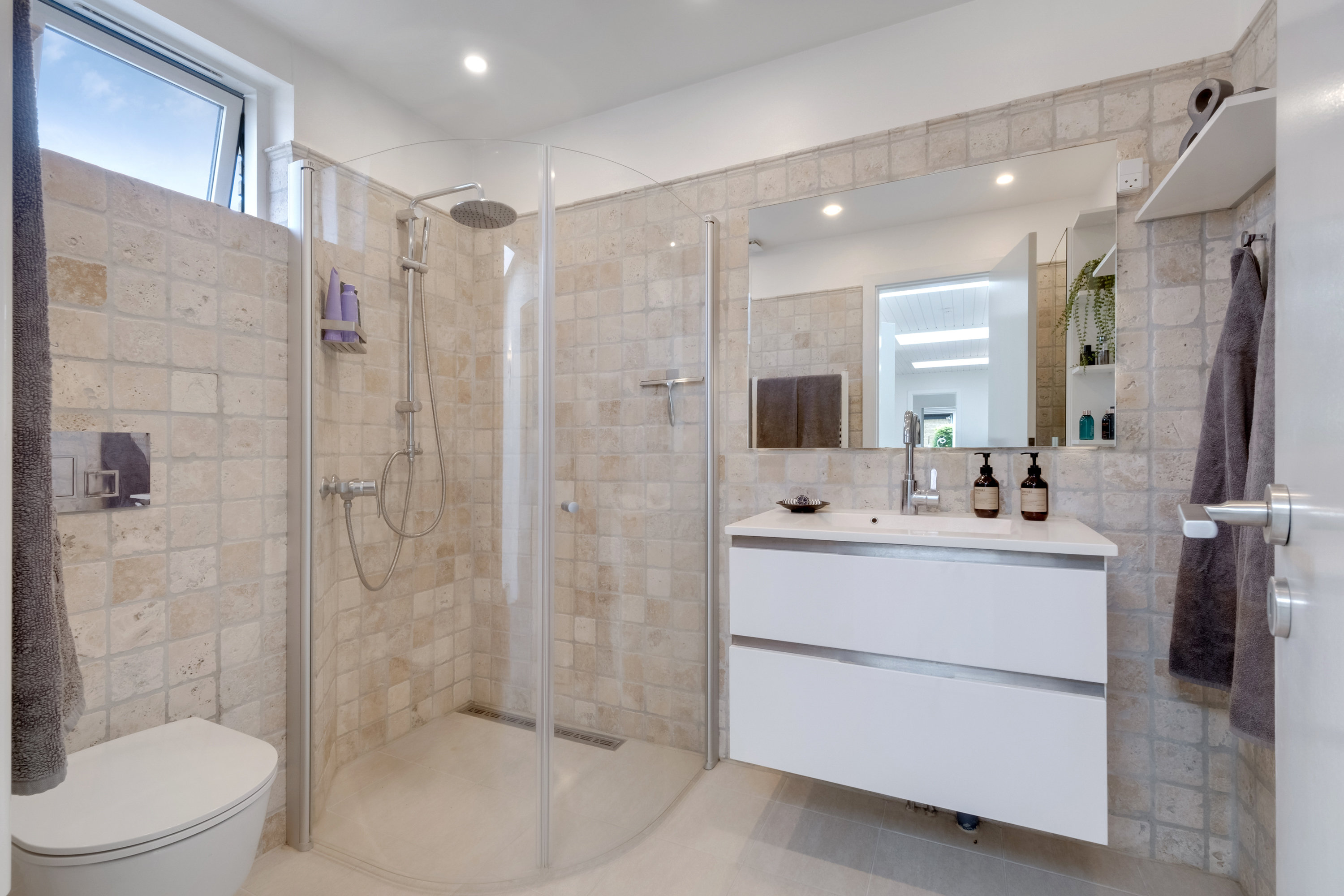 Fremhævet badeværelse billede i fuldskærmstilstand. Billede af Stensgårdvænget 18, 5230 Odense M