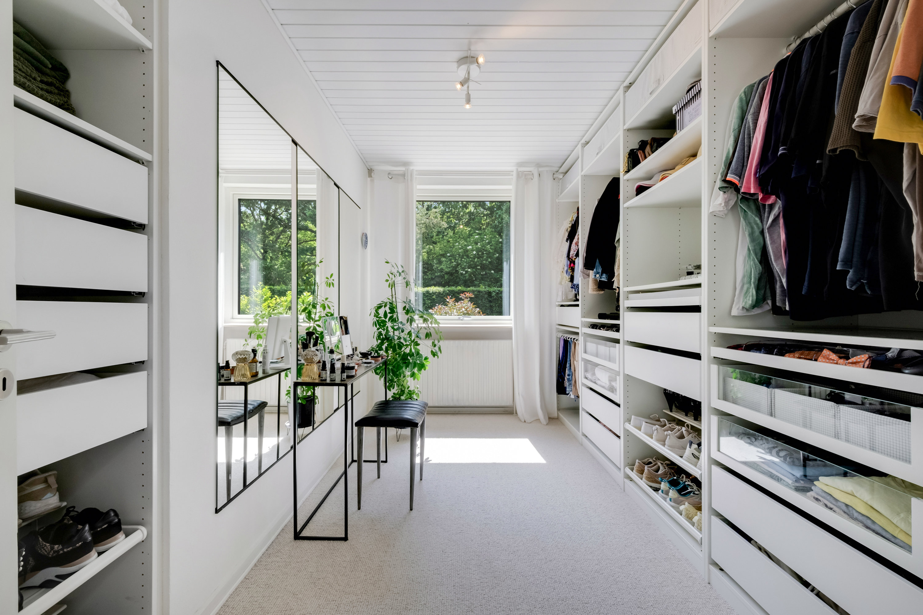 Fremhævet walkin closet billede i fuldskærmstilstand. Billede af Stensgårdvænget 18, 5230 Odense M