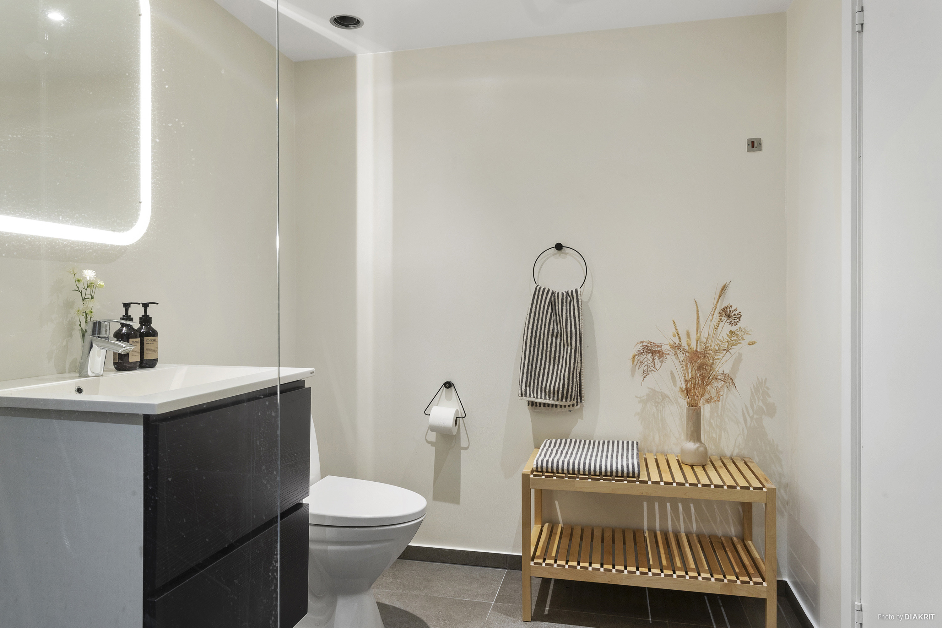 Fremhævet toilet billede i fuldskærmstilstand. Billede af Dybvadvej 2, 4600 Køge