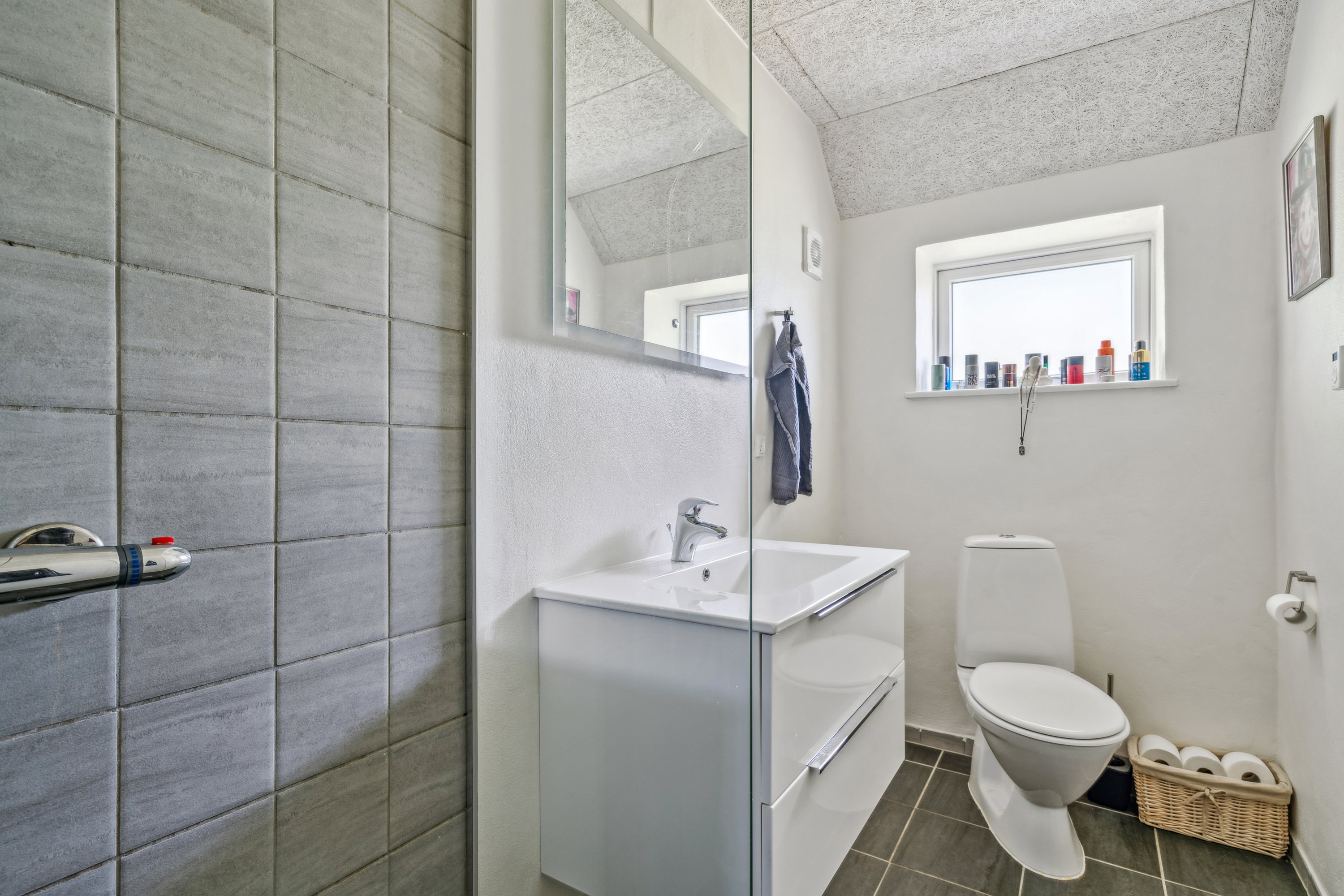 Fremhævet badeværelse billede i fuldskærmstilstand. Billede af Østerbyvejen 62, Østerby, 9940 Læsø