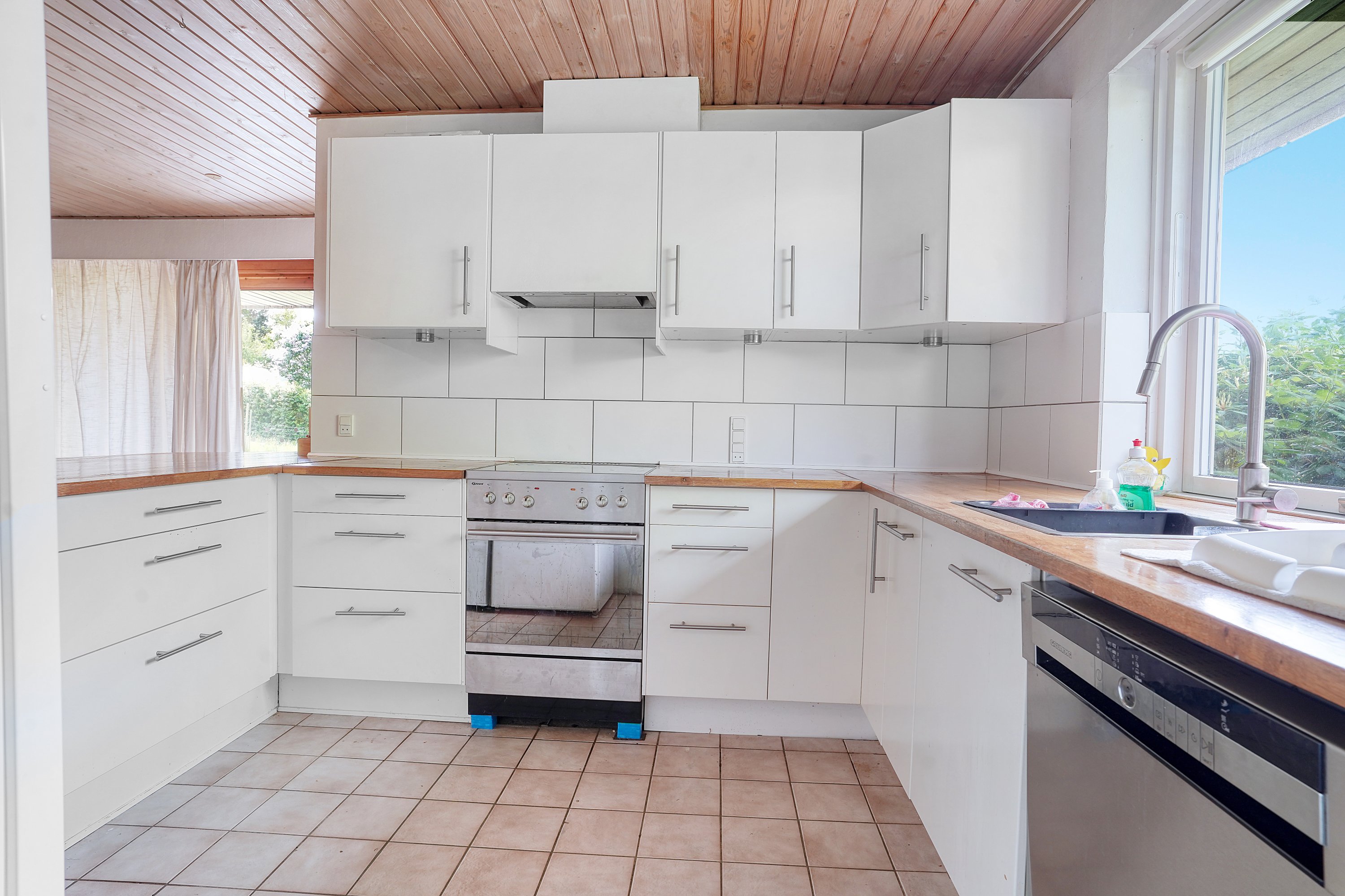 Fremhævet køkken billede i fuldskærmstilstand. Billede af Slåenvangen 5, Munkerup, 3120 Dronningmølle