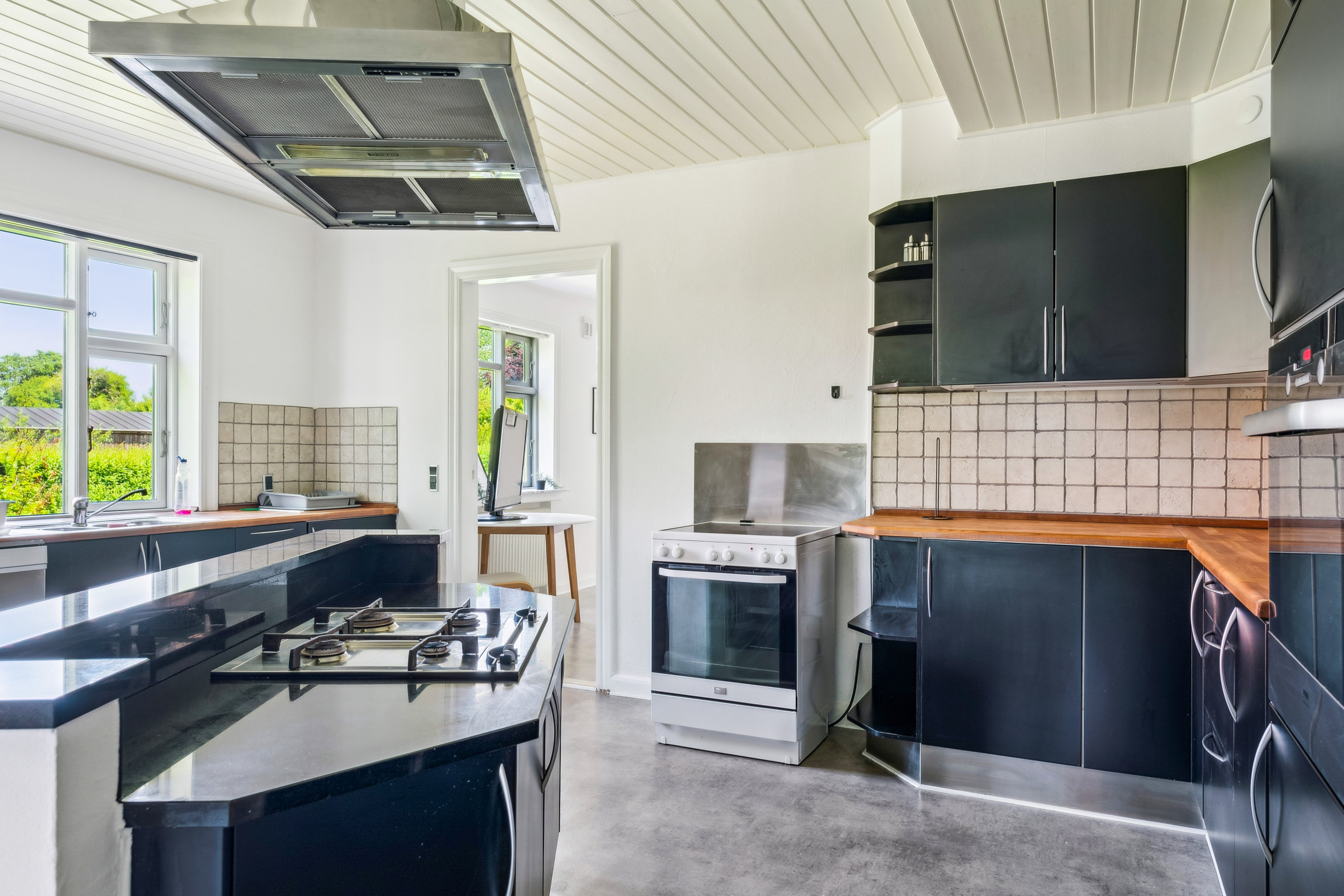 Fremhævet køkken billede i fuldskærmstilstand. Billede af Dræbyvej 2, 5330 Munkebo