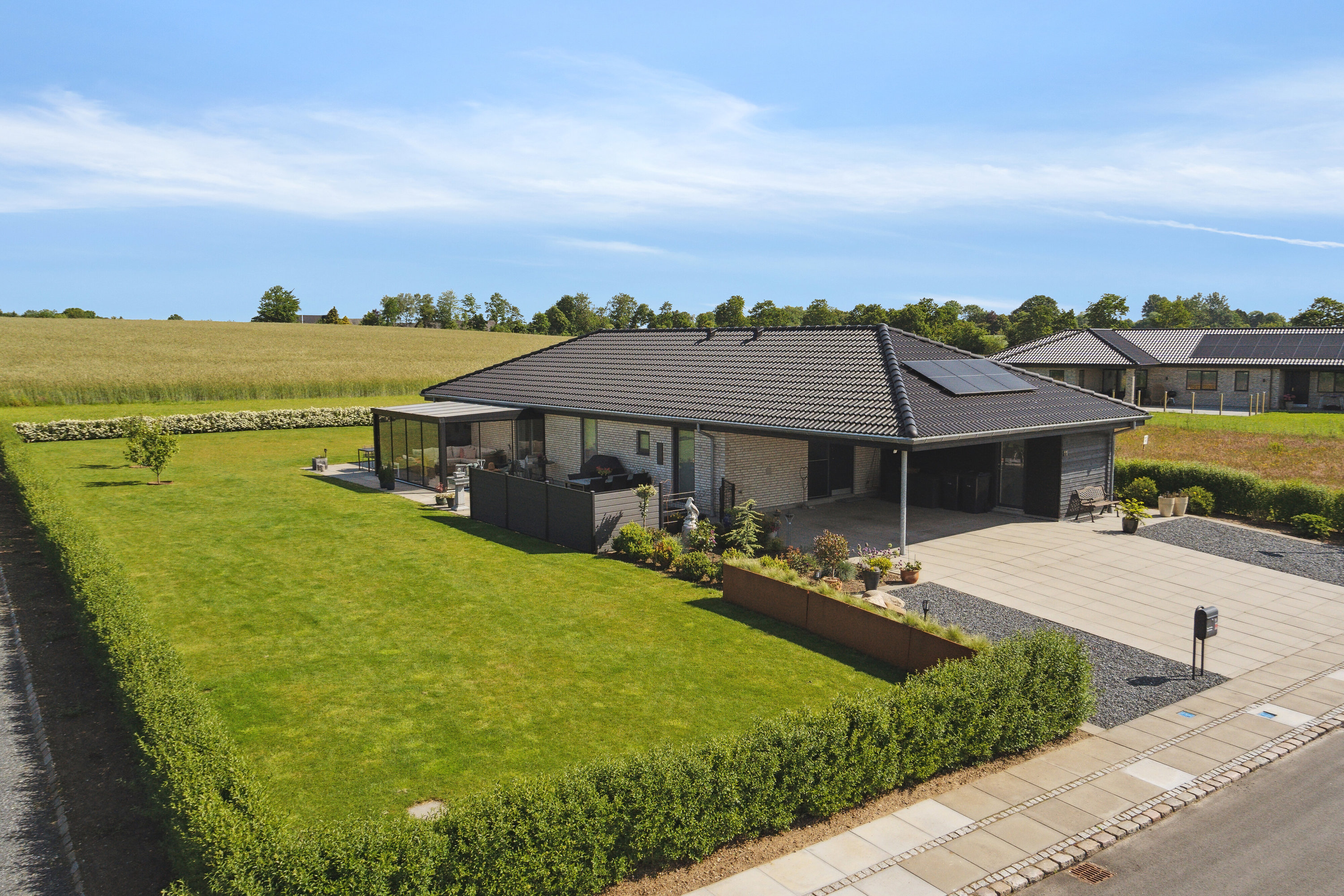 Villa: Set fra vejen på Hvidegårdsvej 11, 6040 Egtved