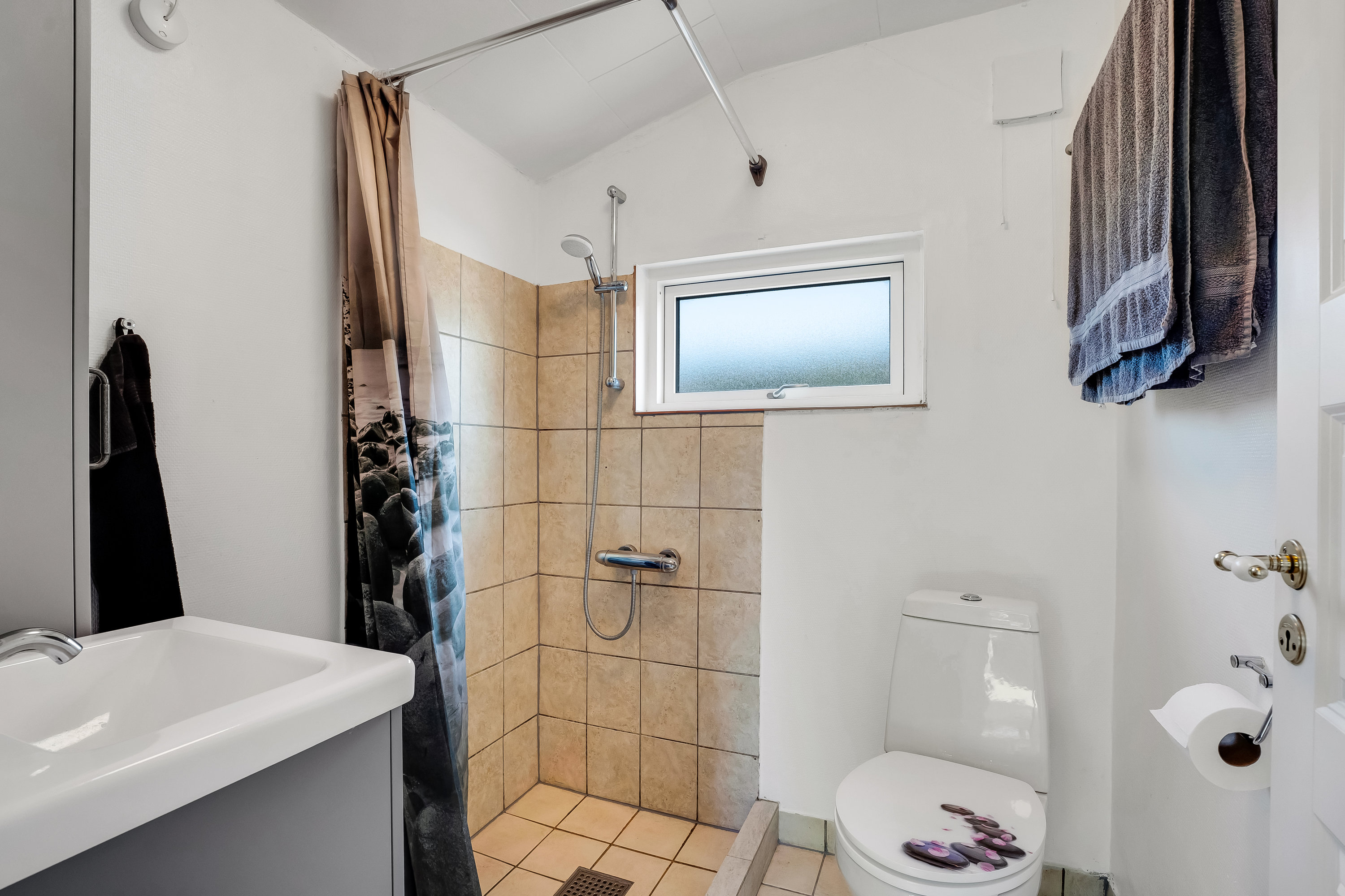 Miniaturebillede 1: badeværelse. Billede af Nakskovvej 182, V Karleby, 4900 Nakskov