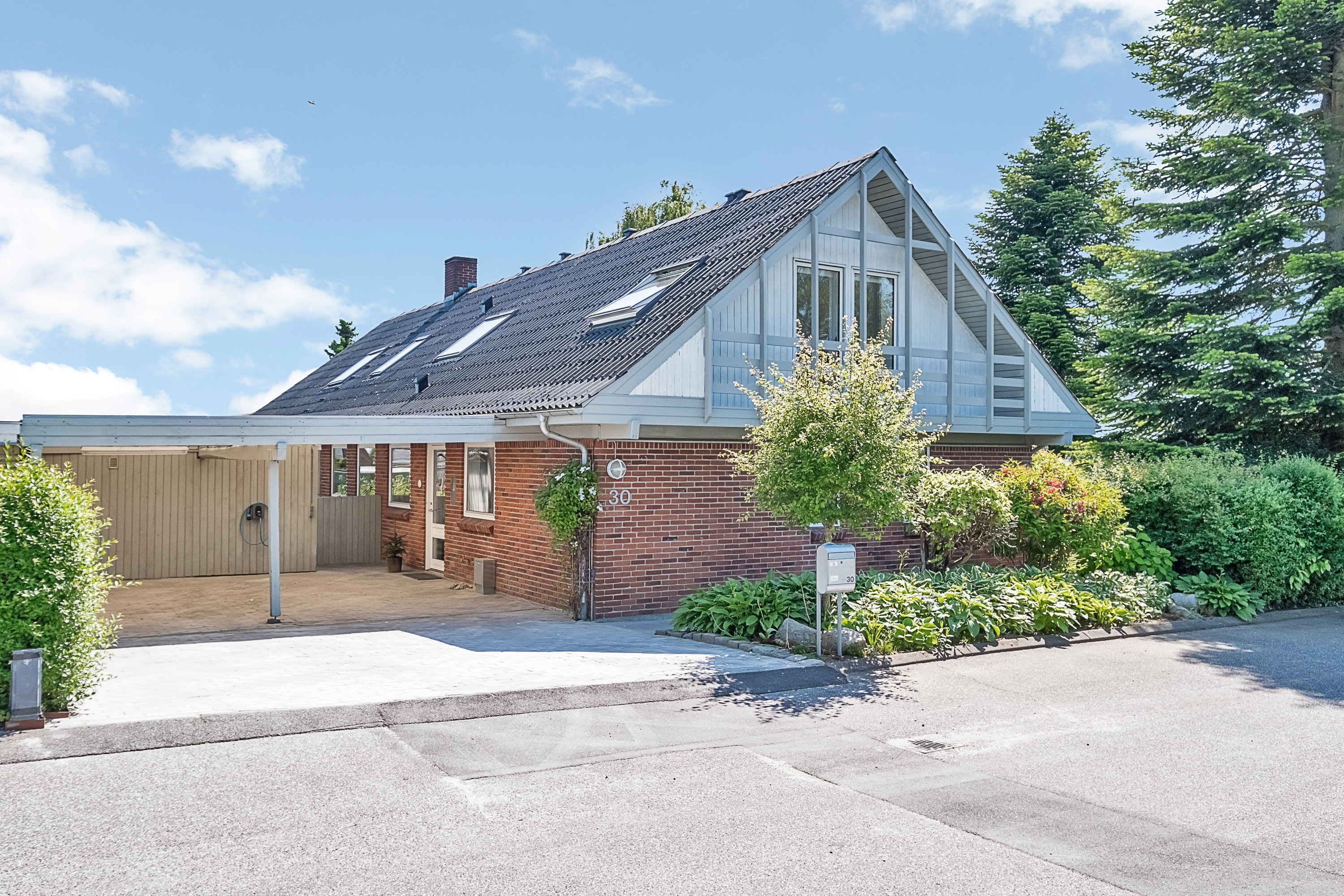 Fremhævet facade billede i fuldskærmstilstand. Billede af Rønnehaven 30, 8520 Lystrup