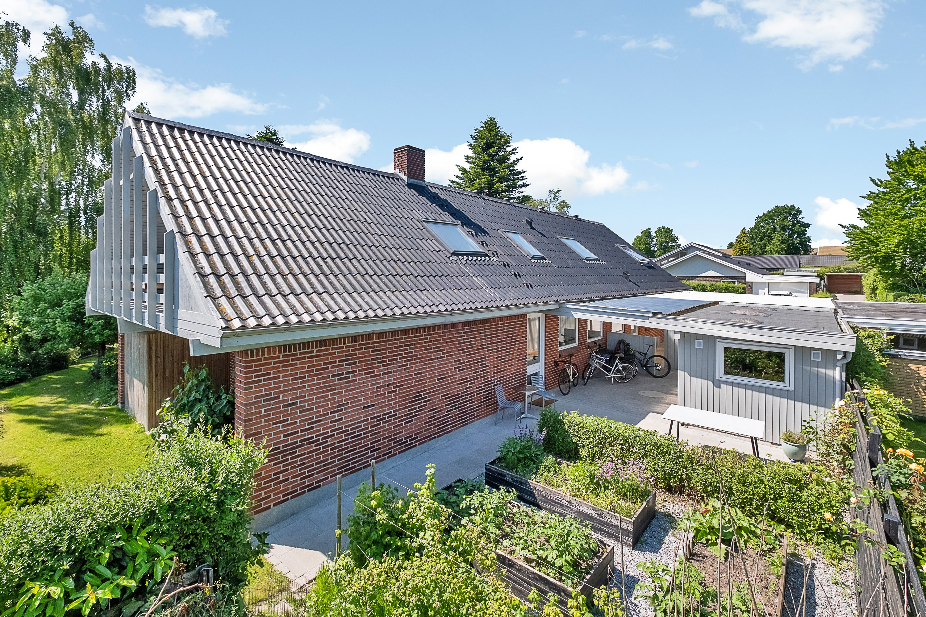 Fremhævet set fra haven billede i fuldskærmstilstand. Billede af Rønnehaven 30, 8520 Lystrup