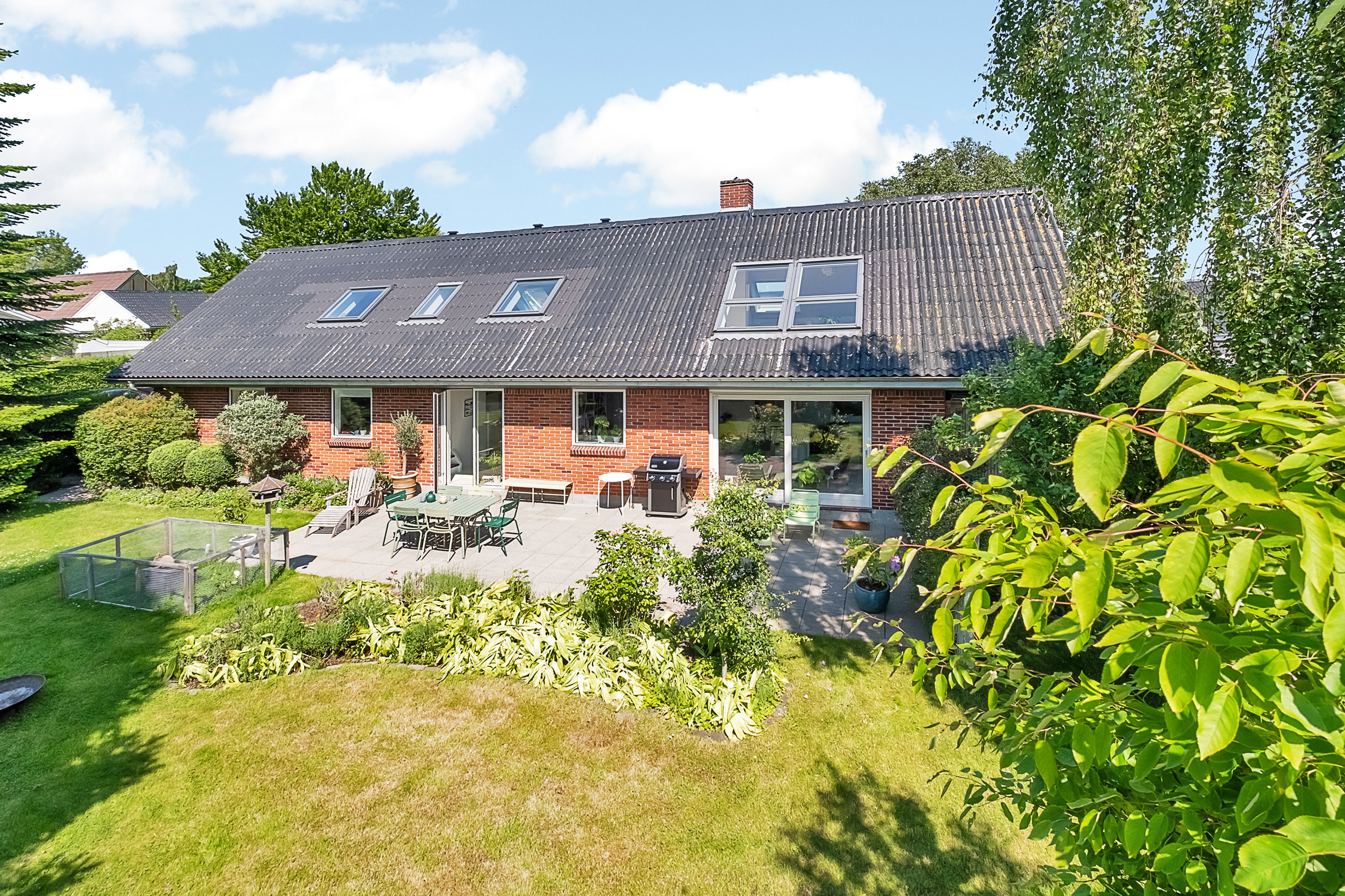 Fremhævet set fra haven billede i fuldskærmstilstand. Billede af Rønnehaven 30, 8520 Lystrup